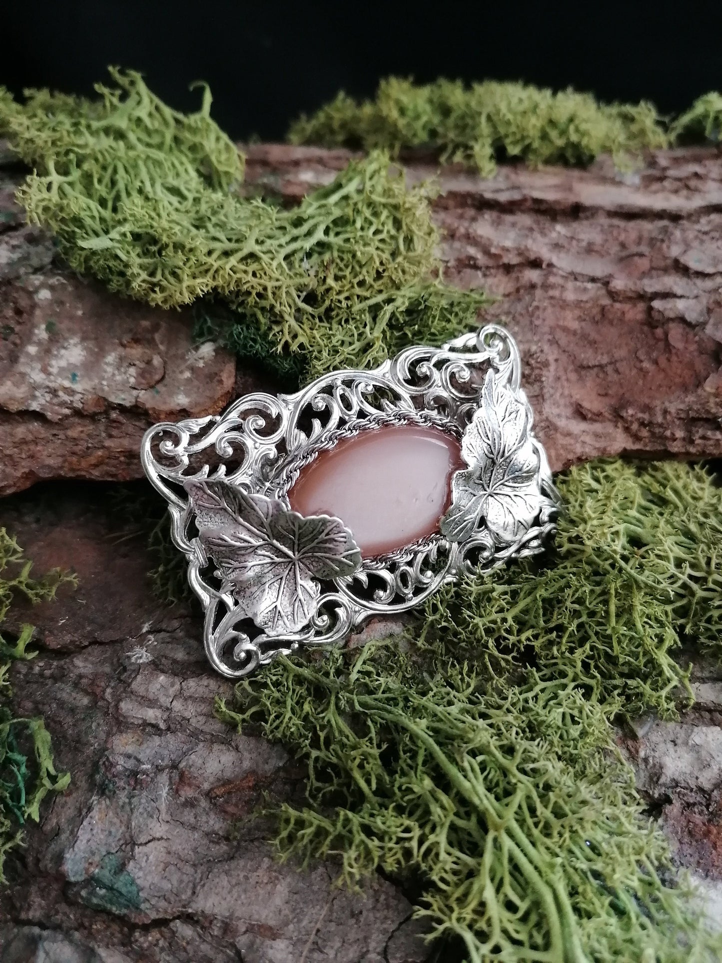 Silberne Brosche mit Pfirsich Mondstein, Schalnadel im Art Nouveau Stil, Fantasy Accessoire, Renaissance Faire