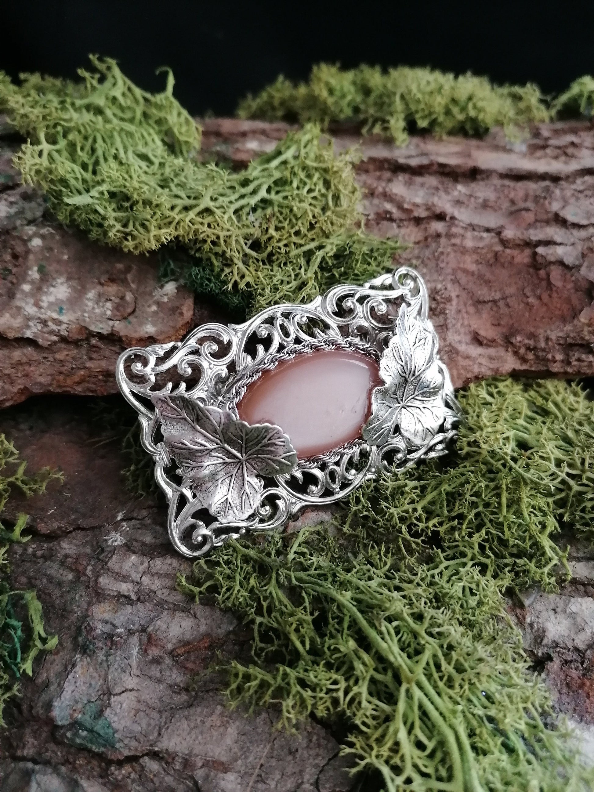 Silberne Brosche mit Pfirsich Mondstein, Schalnadel im Art Nouveau Stil, Fantasy Accessoire, Renaissance Faire
