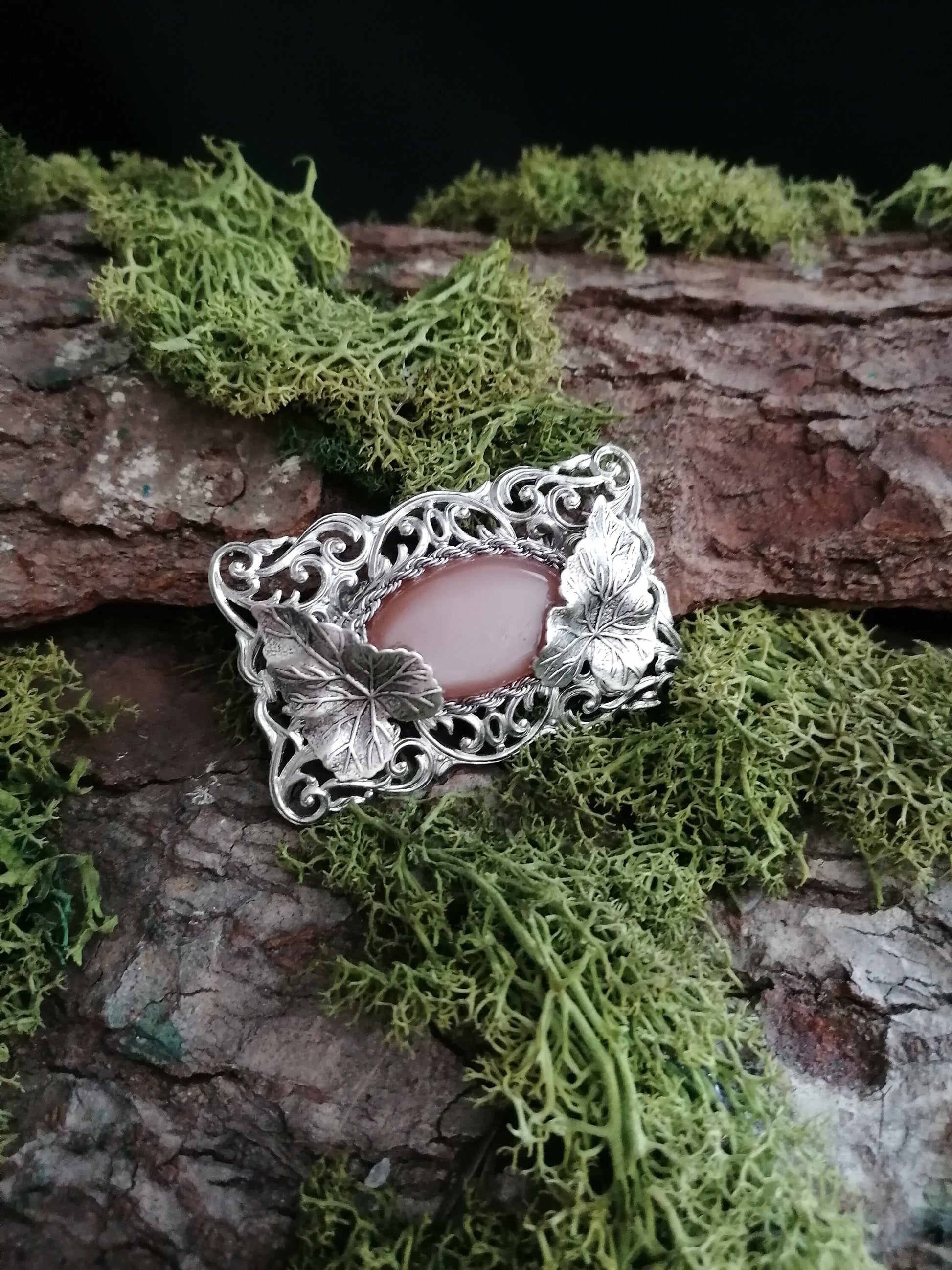 Silberne Brosche mit Pfirsich Mondstein, Schalnadel im Art Nouveau Stil, Fantasy Accessoire, Renaissance Faire