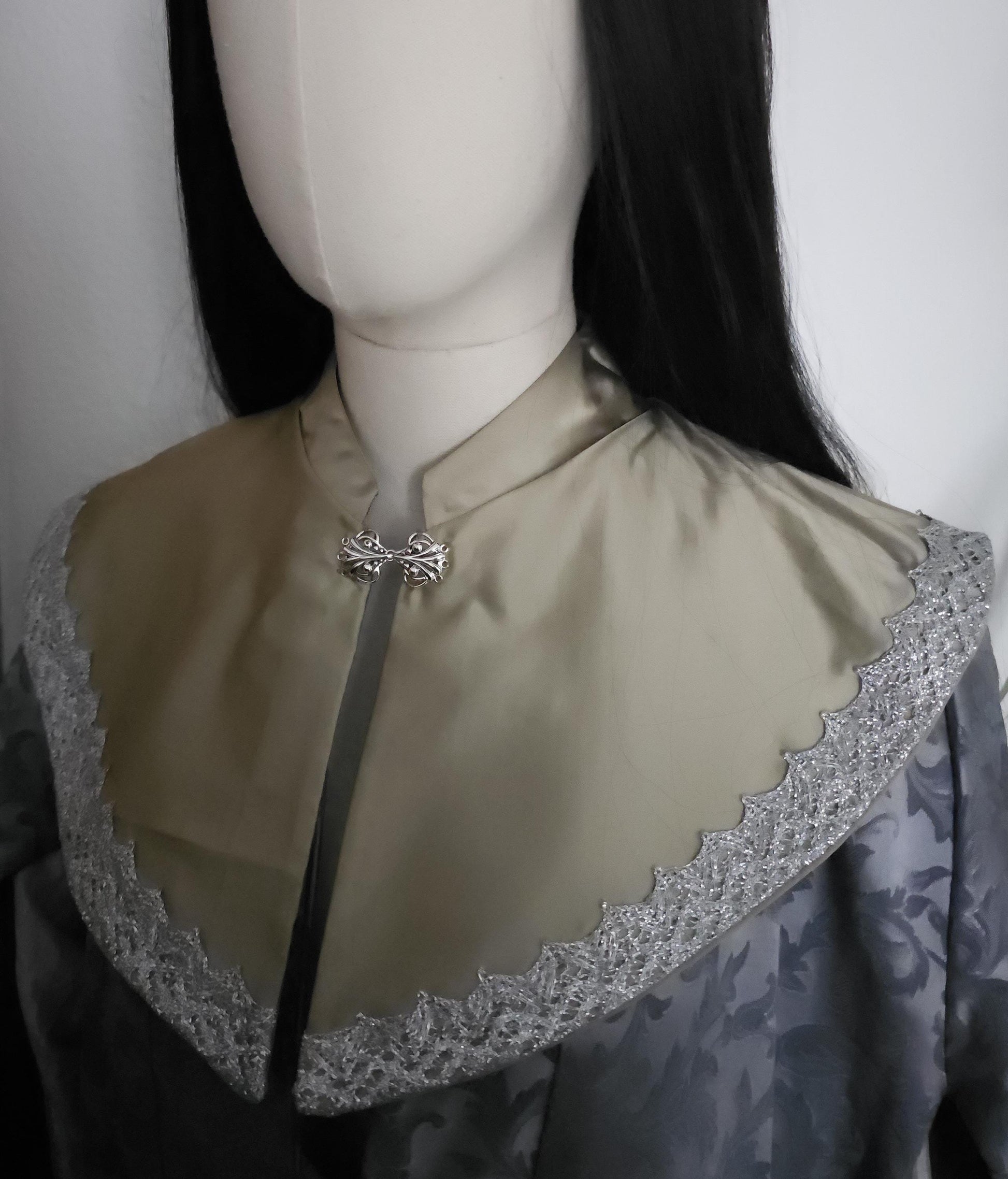 Nackenwärmer "Millayná", Elbische Gugel, Salbeigrün, Silber, Fantasy Accessoire, Mittelalter Schal, Hexen Capelet