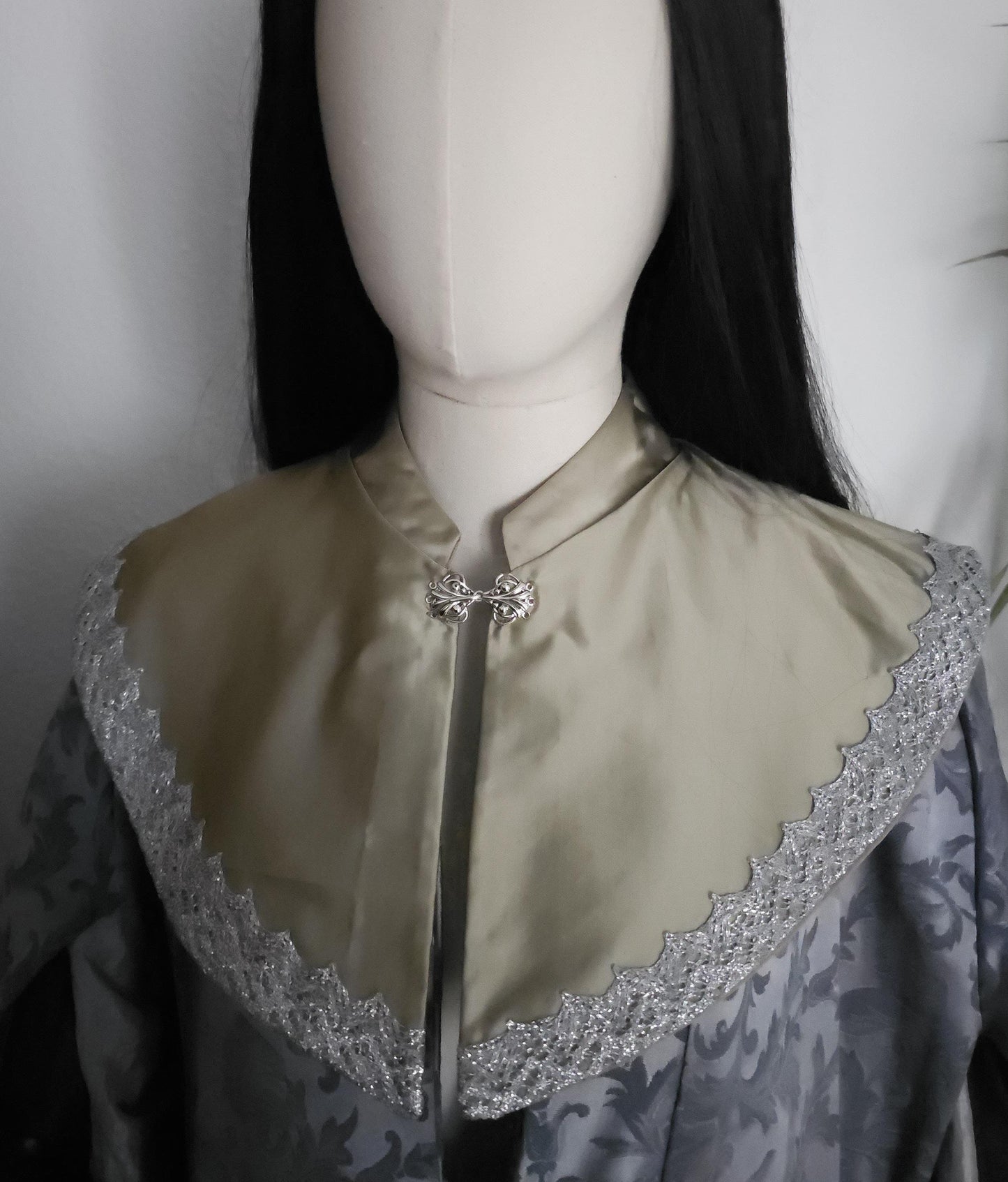 Nackenwärmer "Millayná", Elbische Gugel, Salbeigrün, Silber, Fantasy Accessoire, Mittelalter Schal, Hexen Capelet