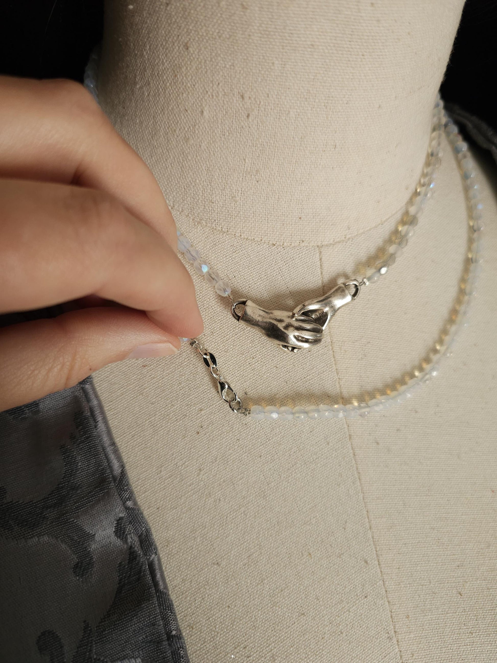 Handgefertigte Kette mit Handsymbolik-Magnetverschluss – Choker & Halskette im Set, Hochwertige tschechische Perlen in Opalith-Optik