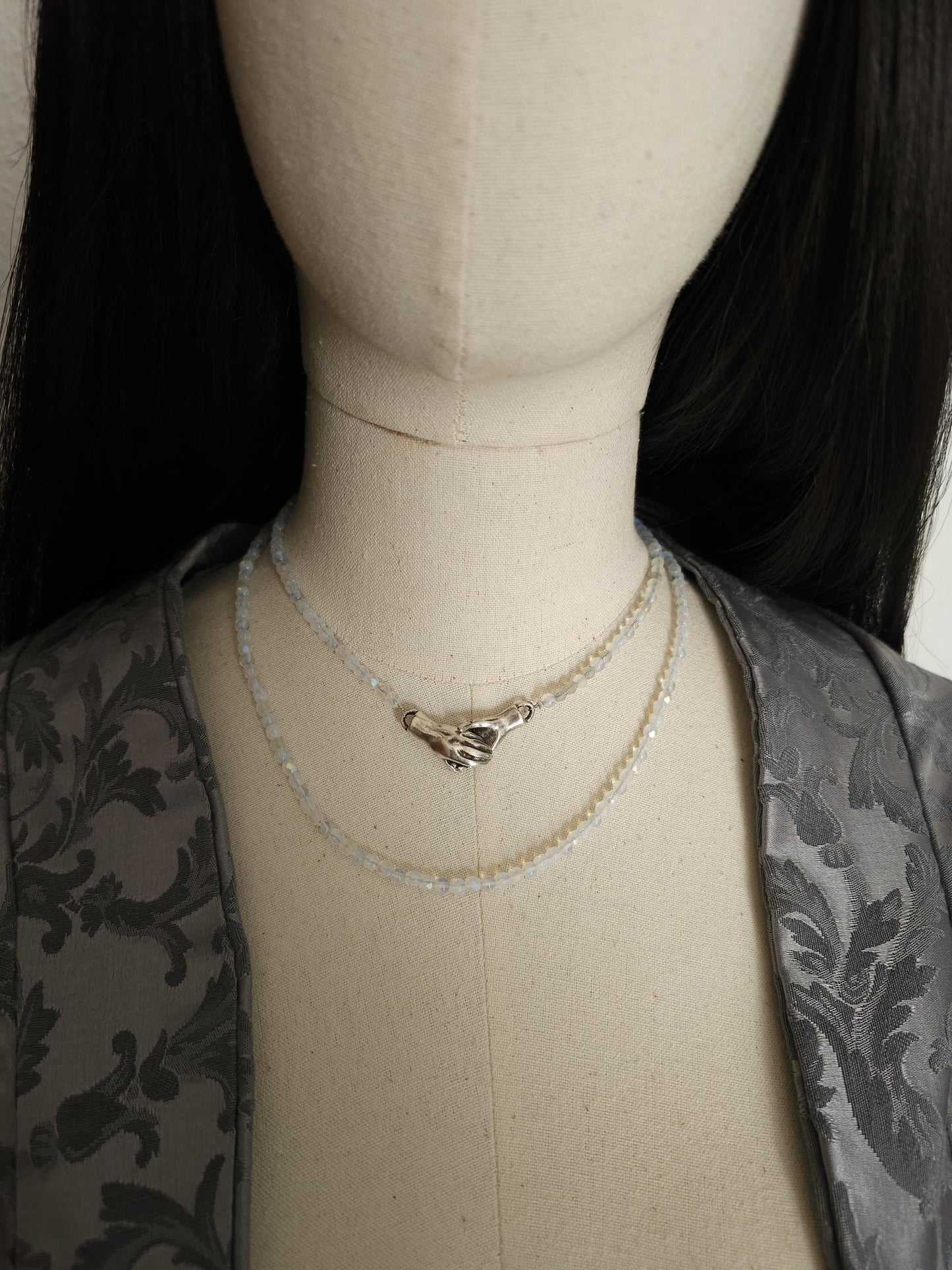 Handgefertigte Kette mit Handsymbolik-Magnetverschluss – Choker & Halskette im Set, Hochwertige tschechische Perlen in Opalith-Optik