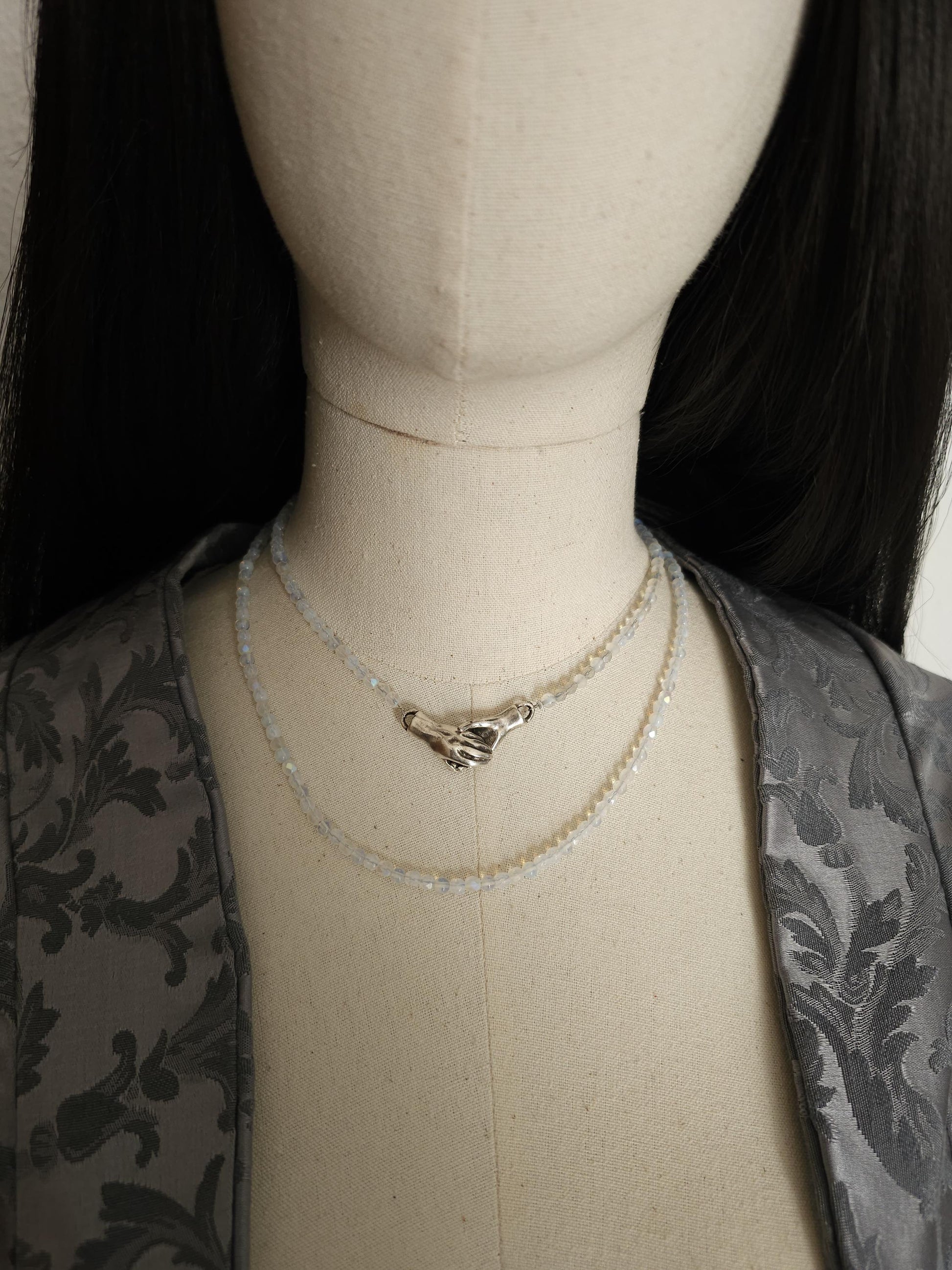 Handgefertigte Kette mit Handsymbolik-Magnetverschluss – Choker & Halskette im Set, Hochwertige tschechische Perlen in Opalith-Optik