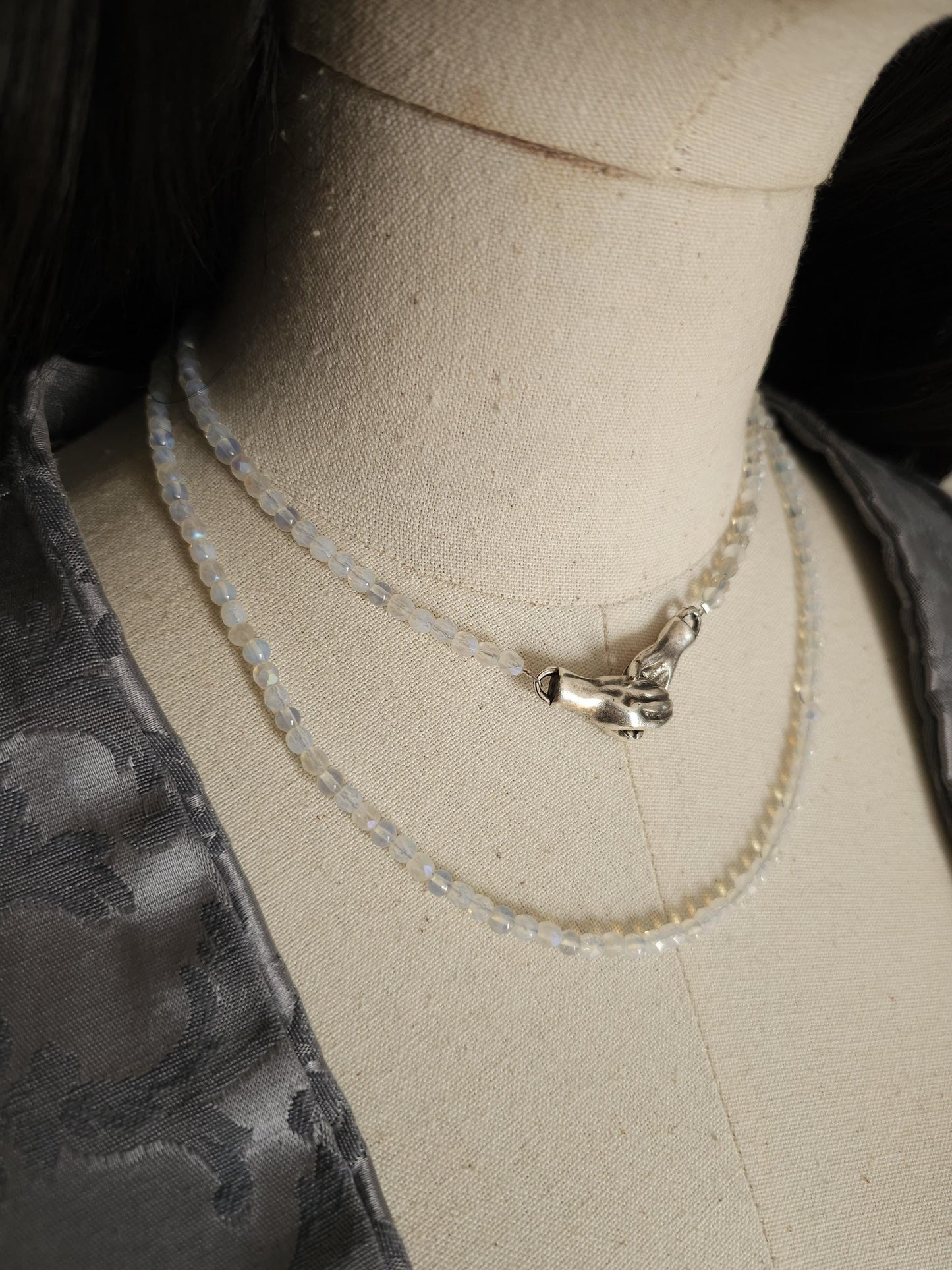 Handgefertigte Kette mit Handsymbolik-Magnetverschluss – Choker & Halskette im Set, Hochwertige tschechische Perlen in Opalith-Optik