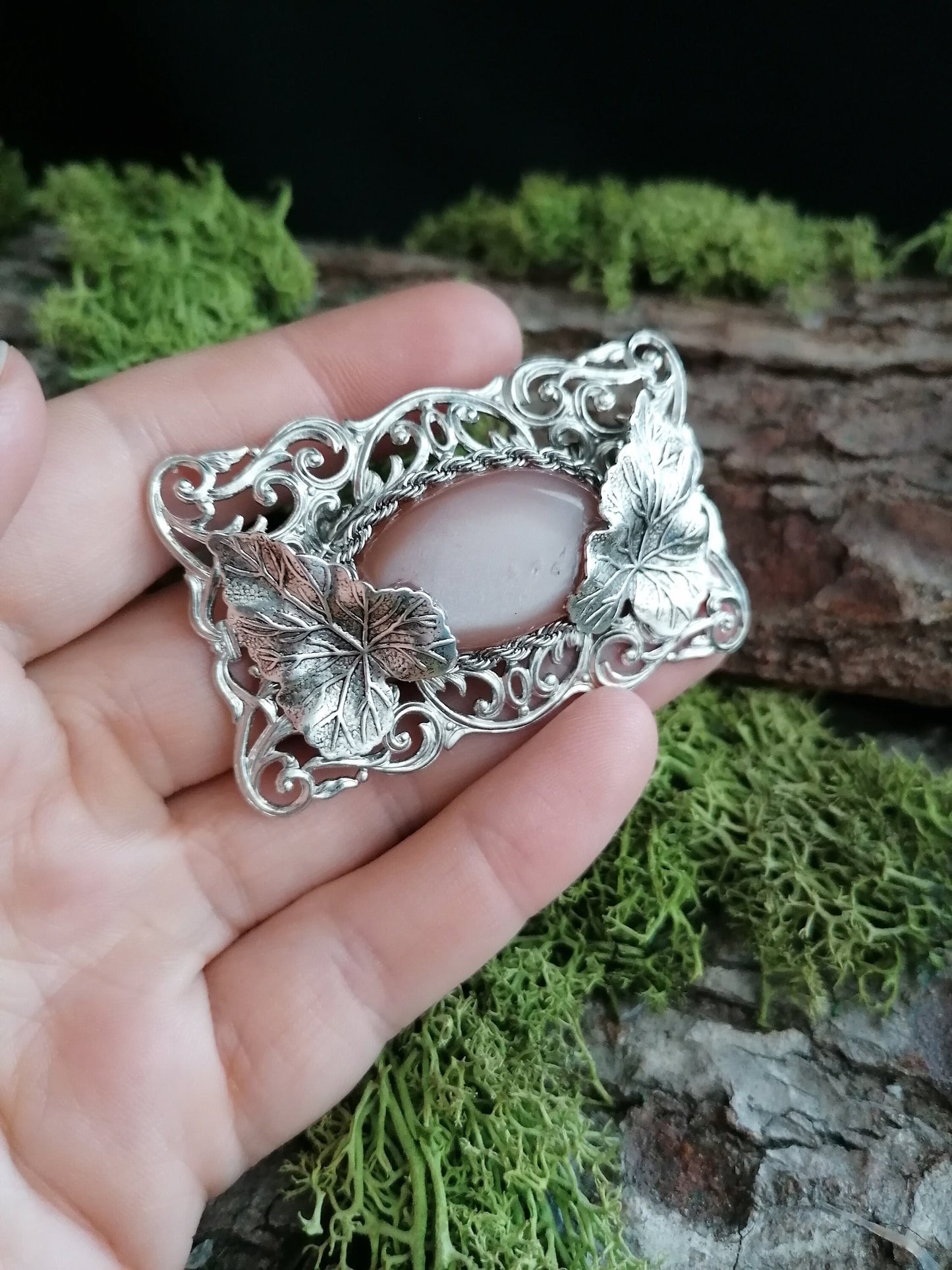 Silberne Brosche mit Pfirsich Mondstein, Schalnadel im Art Nouveau Stil, Fantasy Accessoire, Renaissance Faire