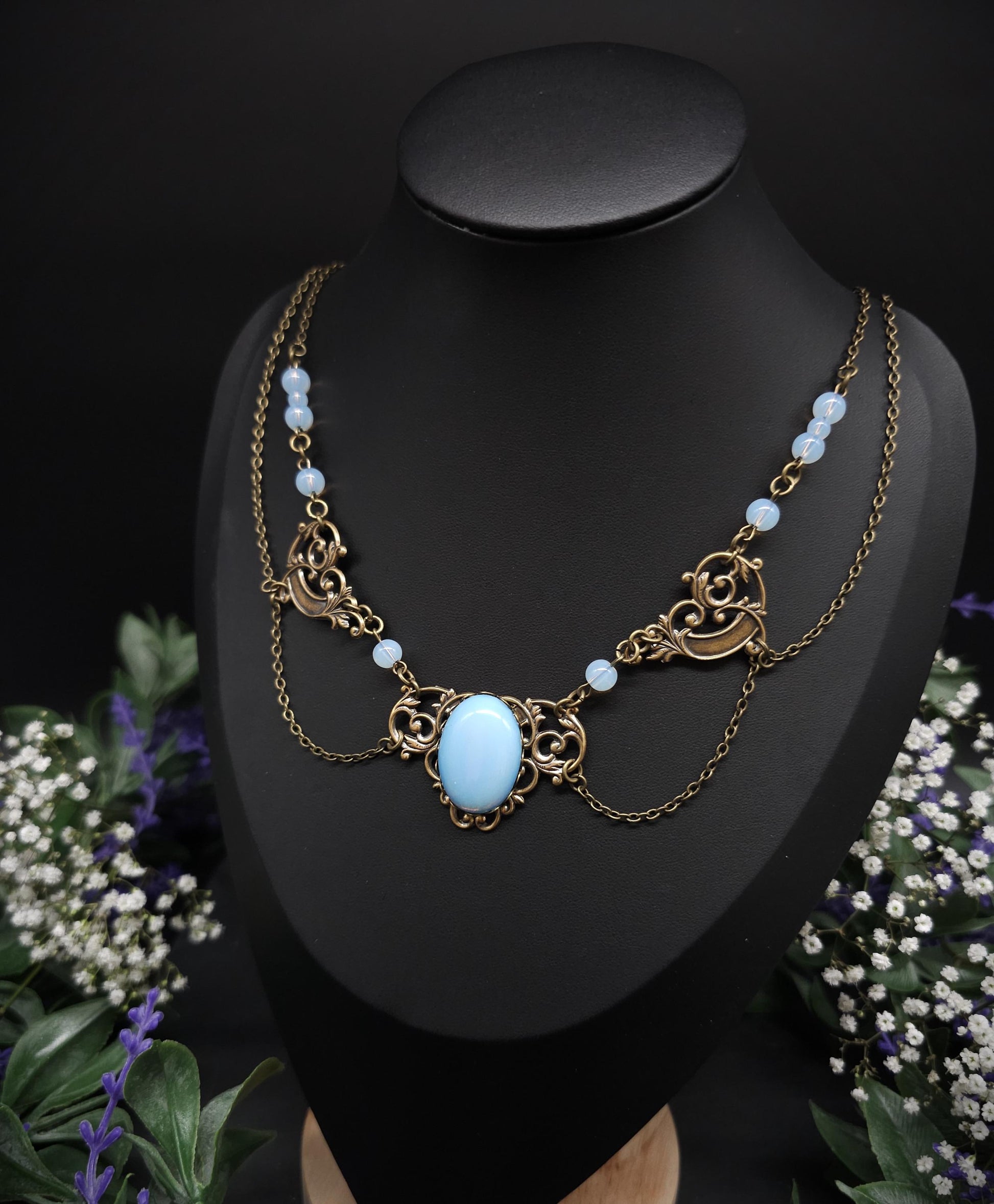 Art Nouveau Collier mit Opalith Cabochon & Perlen - Elfischer Jugendstil Schmuck - Größenverstellbare Halskette