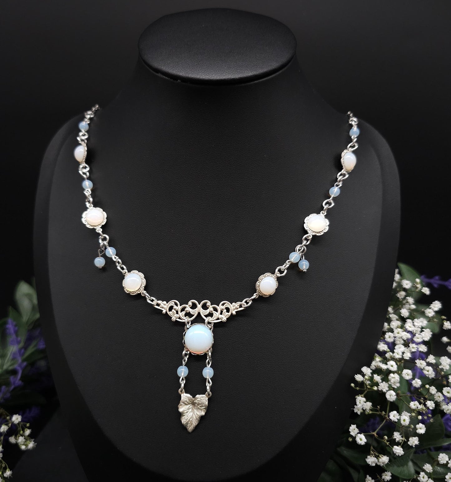 Opalith Collier mit Blattanhänger – Jugendstil / Art Nouveau Halskette, größenverstellbar, romantischer Braut- & Fantasy Schmuck