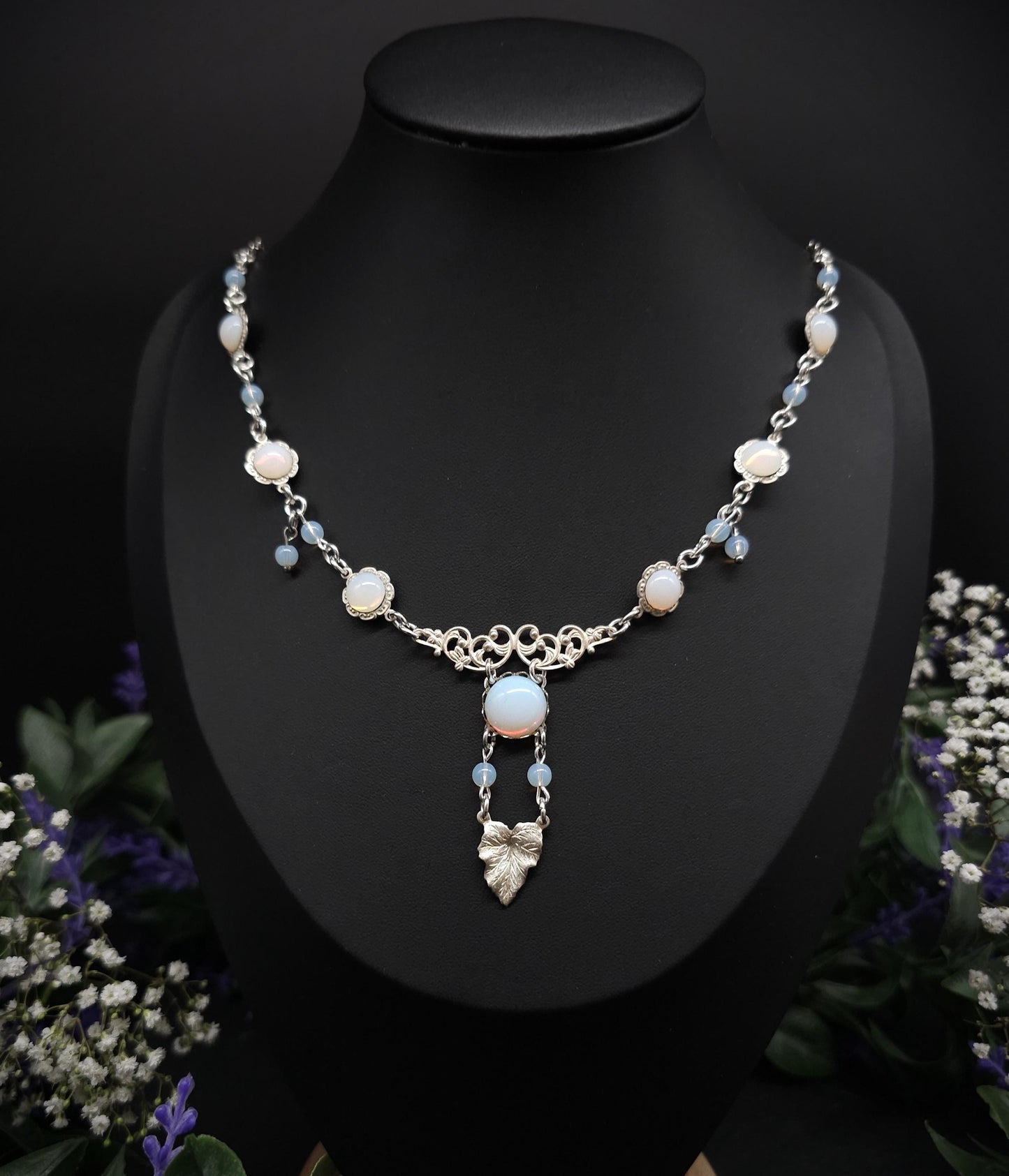 Opalith Collier mit Blattanhänger – Jugendstil / Art Nouveau Halskette, größenverstellbar, romantischer Braut- & Fantasy Schmuck