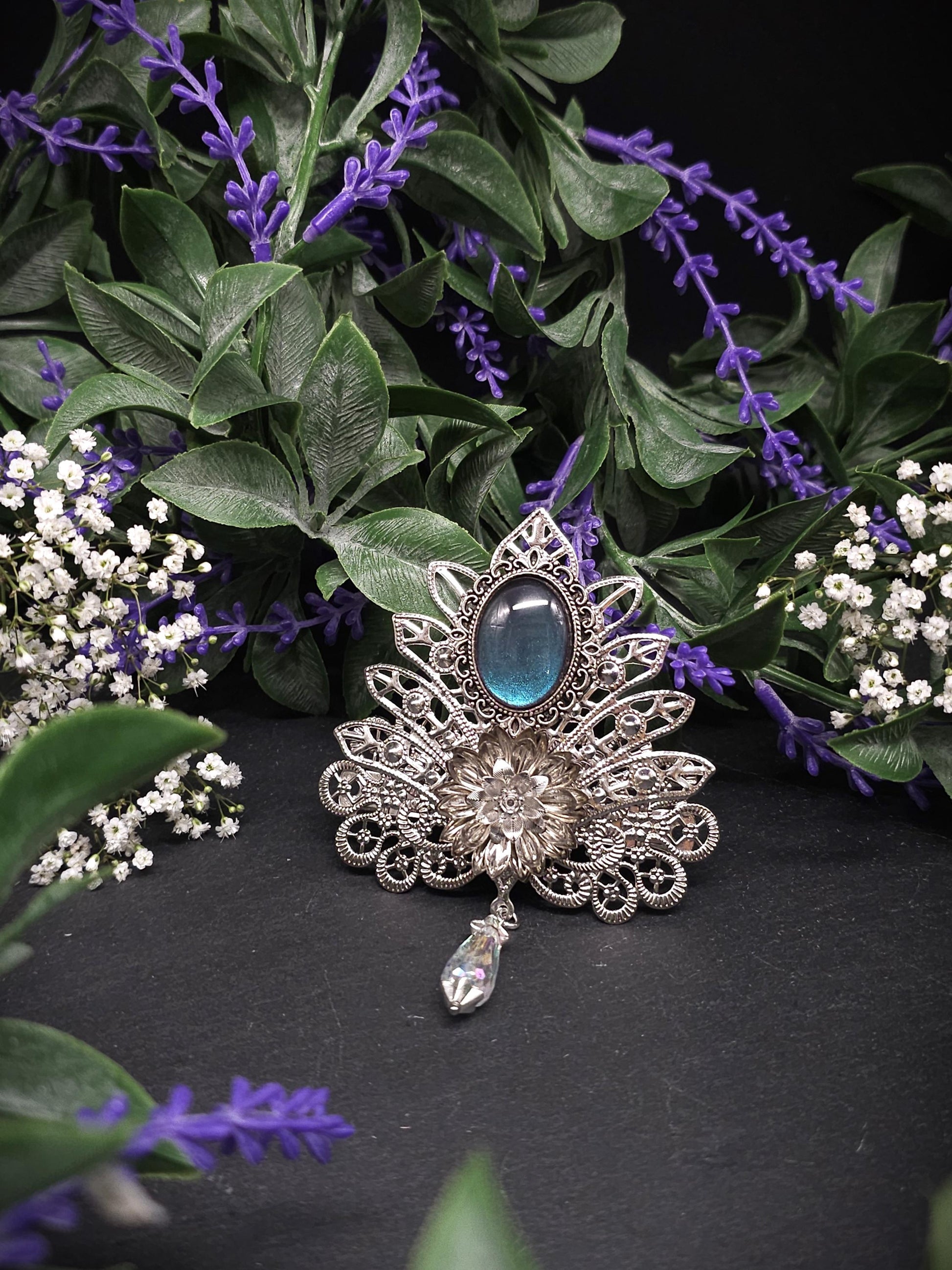 Haarspange für Brautfrisur ~ Vintage Fantasy Haarclip ~ Blauer Glascabochon und Blüten