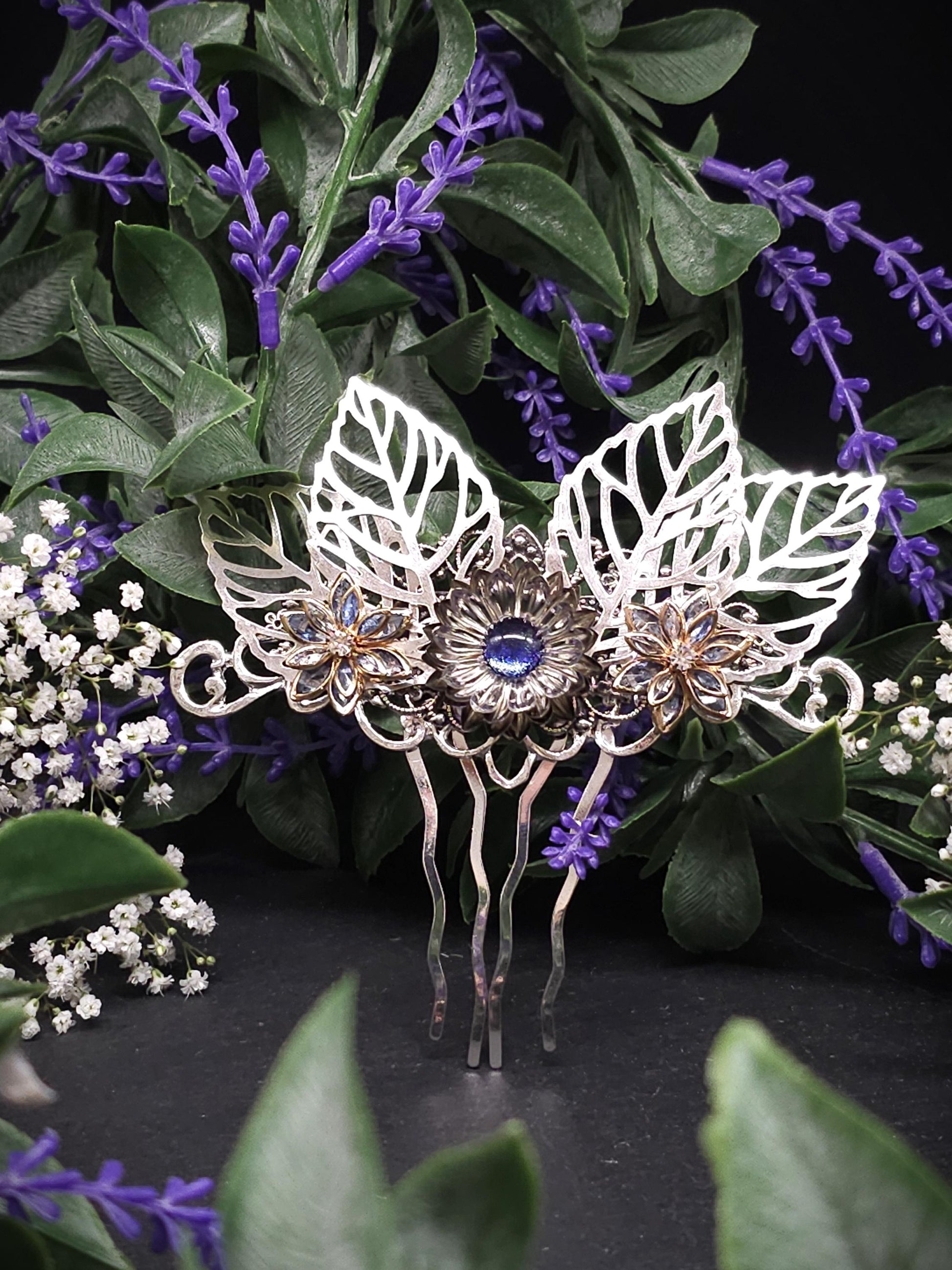 Filigraner Haarkamm mit Blättern ~ gold-blaue Kristallblüten ~ Accessoire für Brautfrisuren, LARP, Gothic ~ Fantasy und Elfen-Haarschmuck