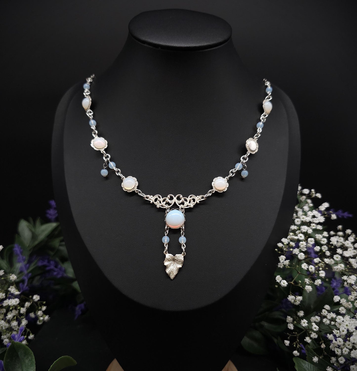 Opalith Collier mit Blattanhänger – Jugendstil / Art Nouveau Halskette, größenverstellbar, romantischer Braut- & Fantasy Schmuck
