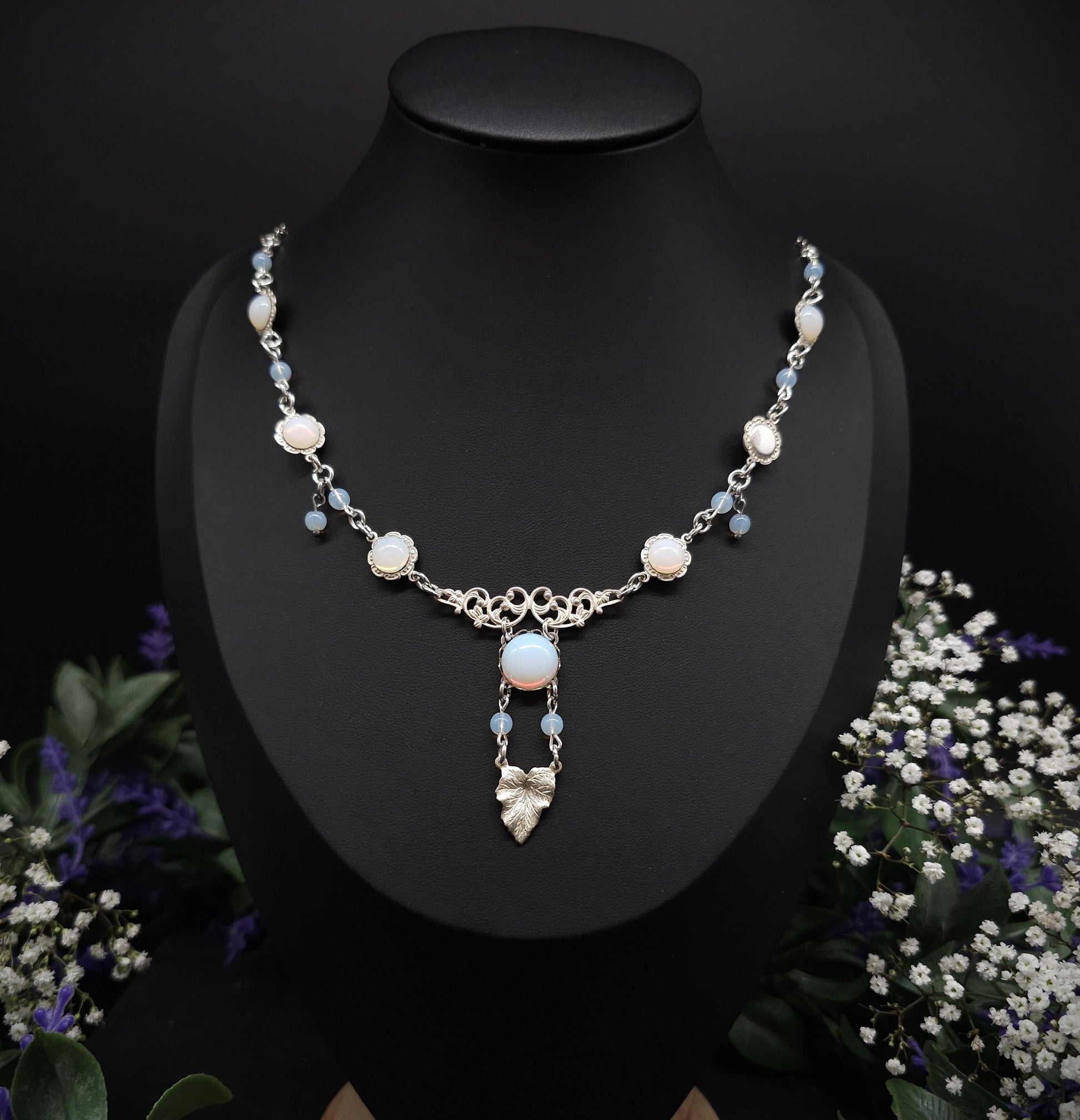 Opalith Collier mit Blattanhänger – Jugendstil / Art Nouveau Halskette, größenverstellbar, romantischer Braut- & Fantasy Schmuck