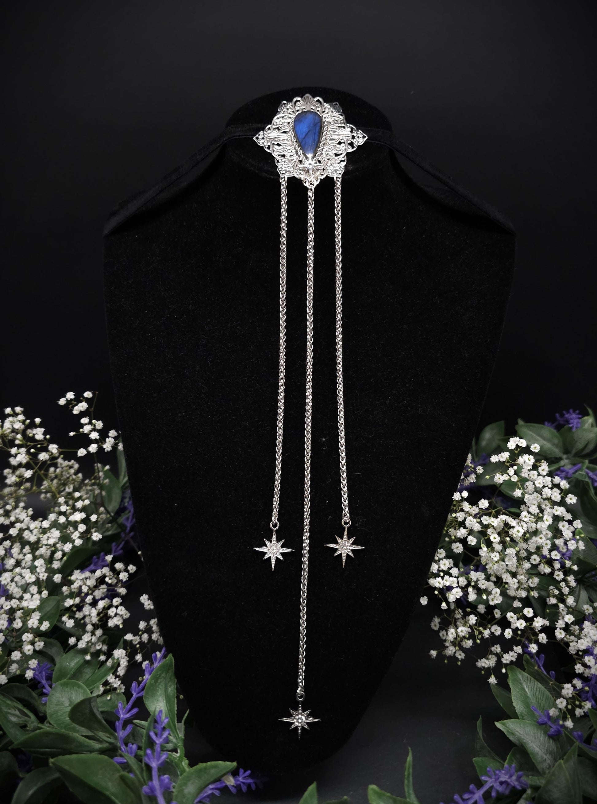 Labradorit Brosche mit Ketten und Sternen ~ Fantasy Elfen Pin ~ Jugendstil Brautbrosche – Mittelalter LARP Schmuck ~ Mystischer Anstecker