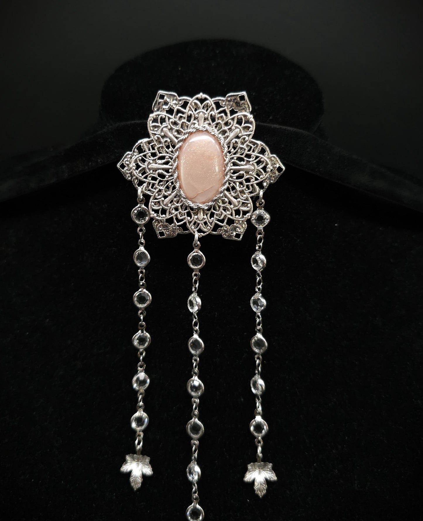 Pfirsich Mondstein Brosche ~ Art Nouveau /Jugendstil ~ Fantasy Brosche für Hochzeiten, Bräute, Gothic, Schaldekoration, Mittelalter und LARP