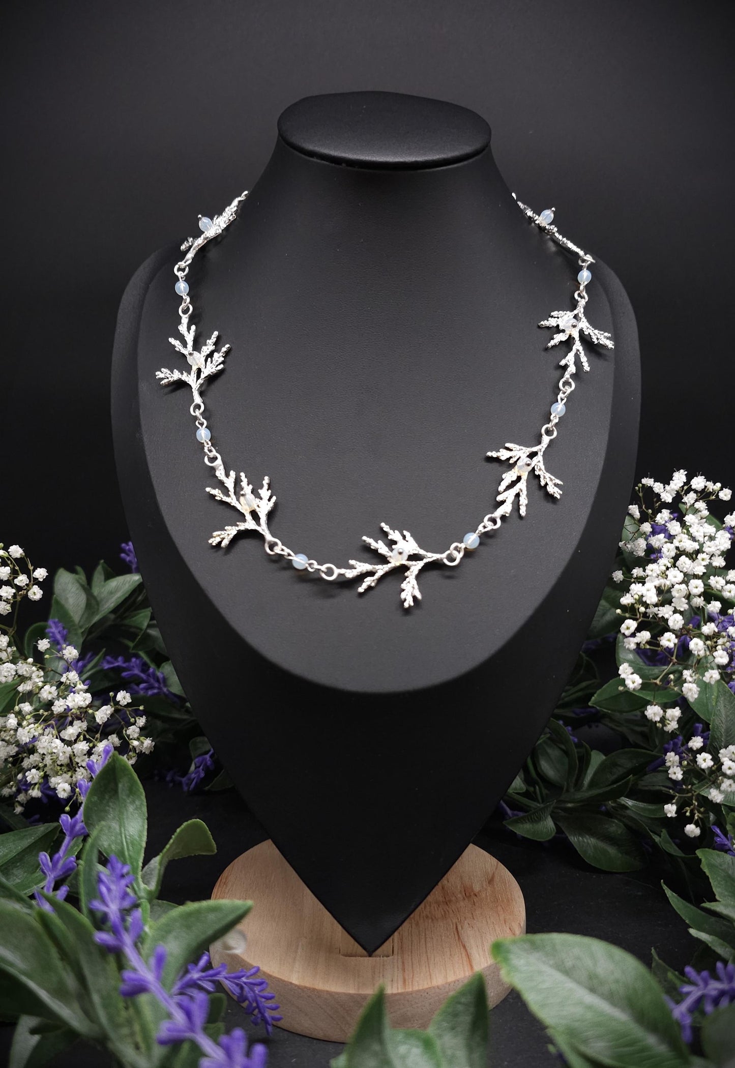 Zweig-Halskette mit Opalithperlen – Collier mit Naturmotiv, größenverstellbar – Eleganter Fantasy & Natur Schmuck