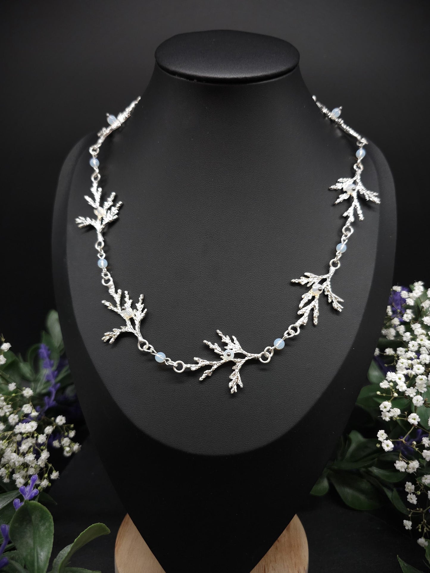 Zweig-Halskette mit Opalithperlen – Collier mit Naturmotiv, größenverstellbar – Eleganter Fantasy & Natur Schmuck