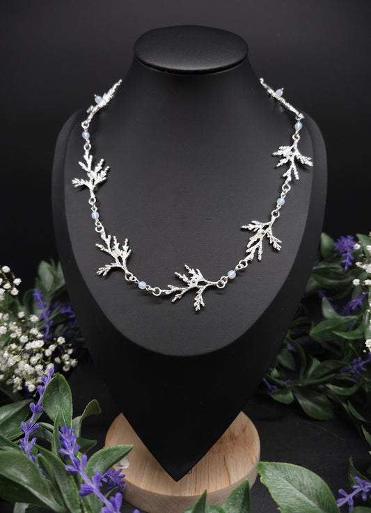 Zweig-Halskette mit Opalithperlen – Collier mit Naturmotiv, größenverstellbar – Eleganter Fantasy & Natur Schmuck