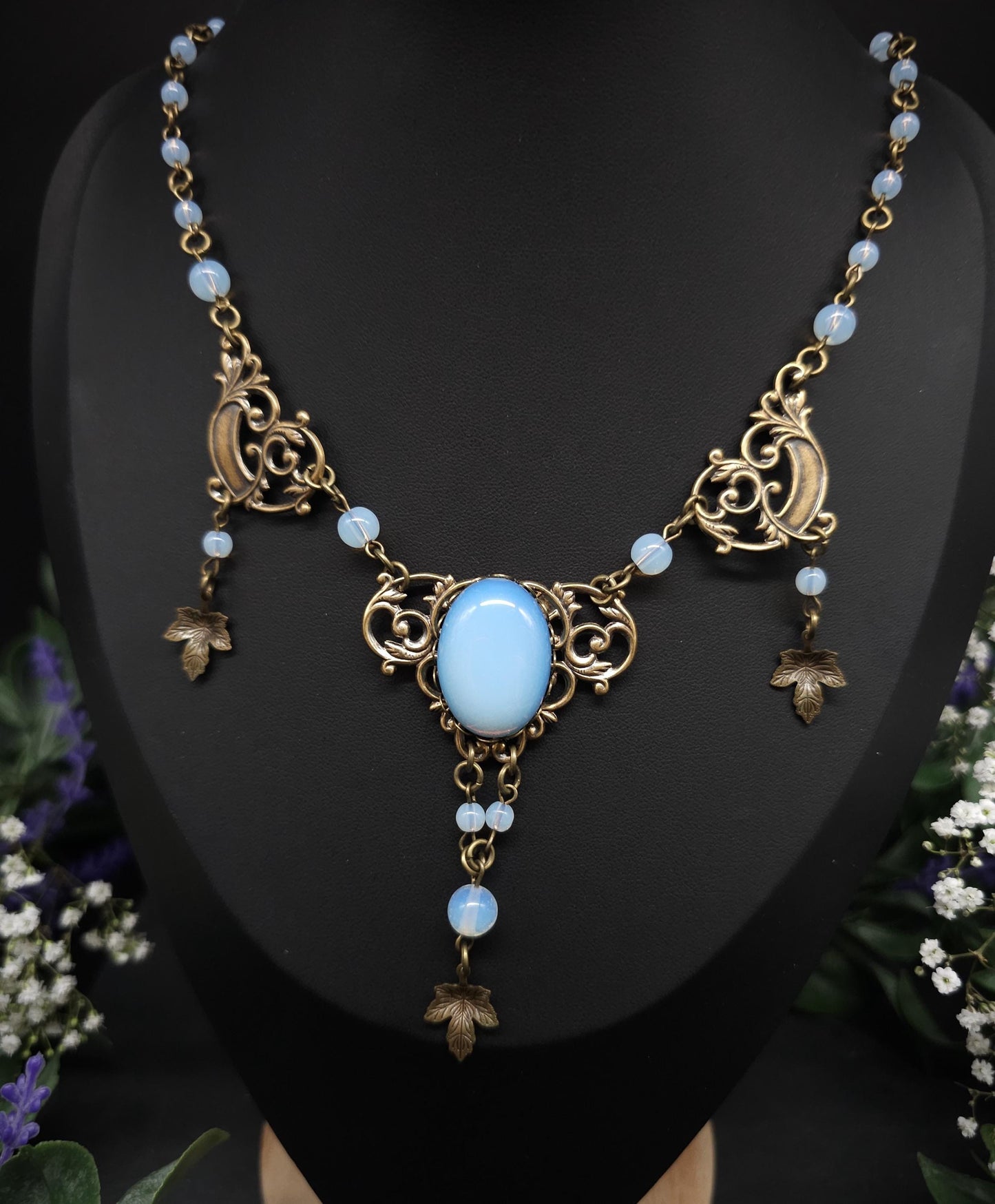 Bronzefarbenes Art Nouveau Collier - Opalithperlen & Blattanhängern - Größenverstellbare Jugendstil Halskette - romantischer Schmuck