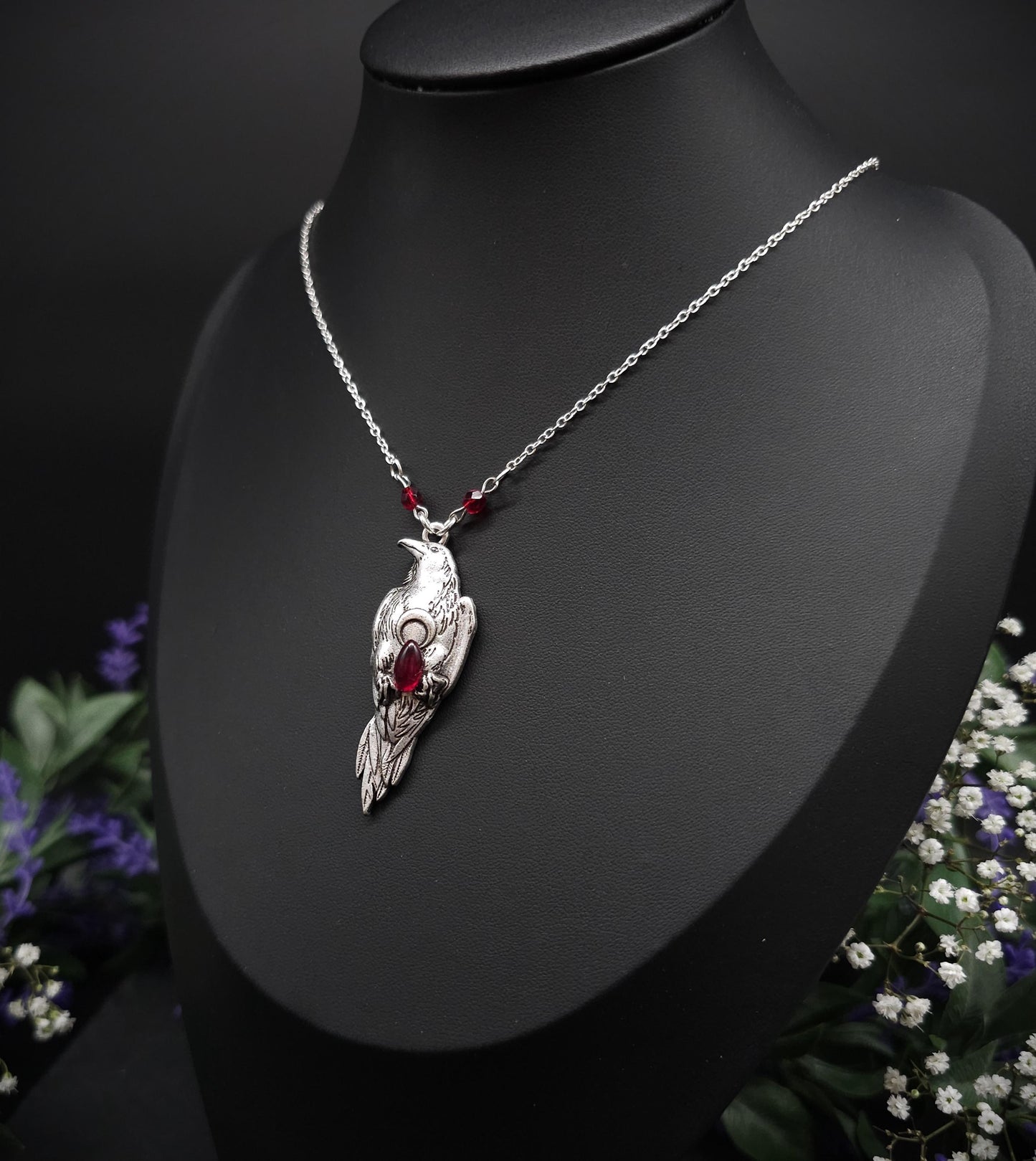 Krähen Halskette mit weinrotem Glasstein – Silberner Witchy / Pagan Schmuck - Gothic Collier