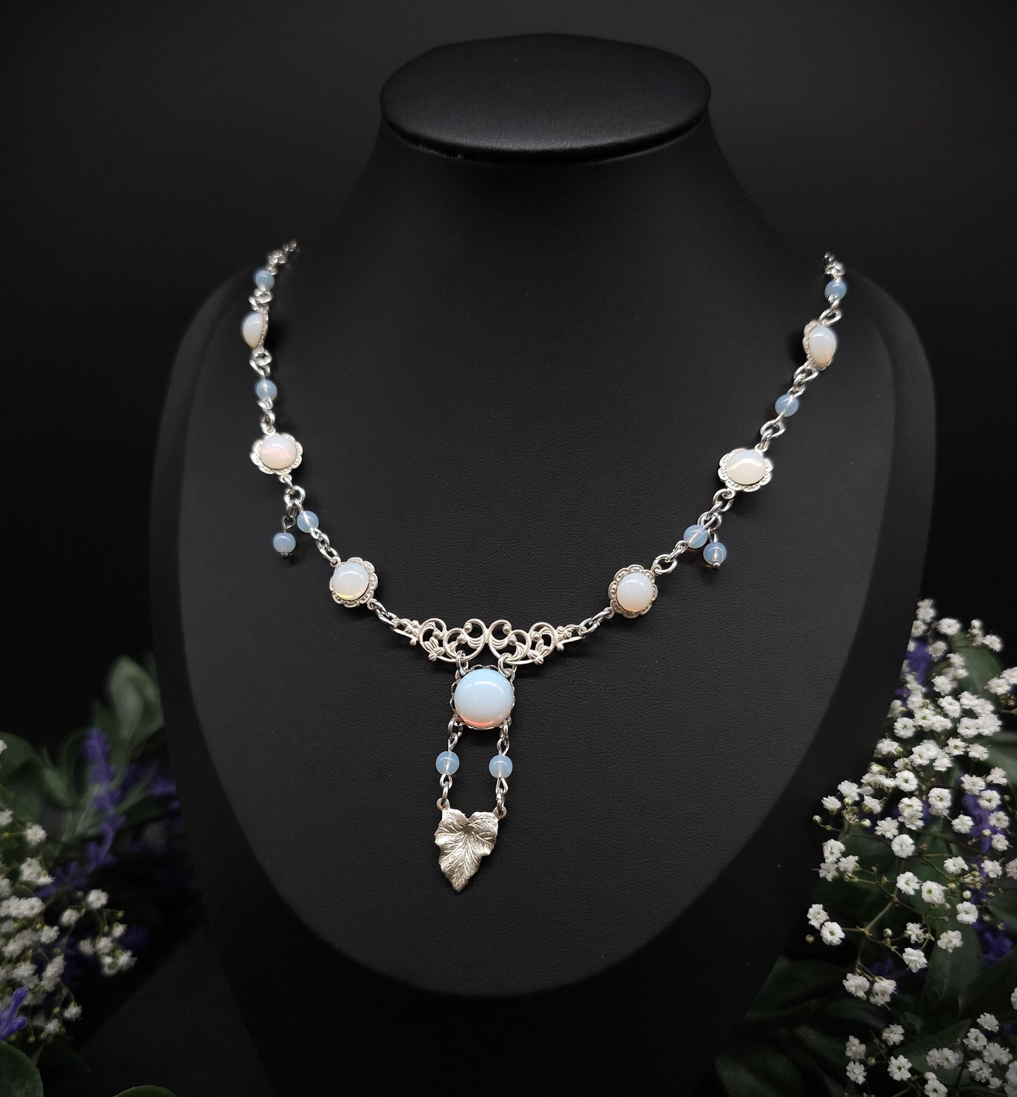 Opalith Collier mit Blattanhänger – Jugendstil / Art Nouveau Halskette, größenverstellbar, romantischer Braut- & Fantasy Schmuck