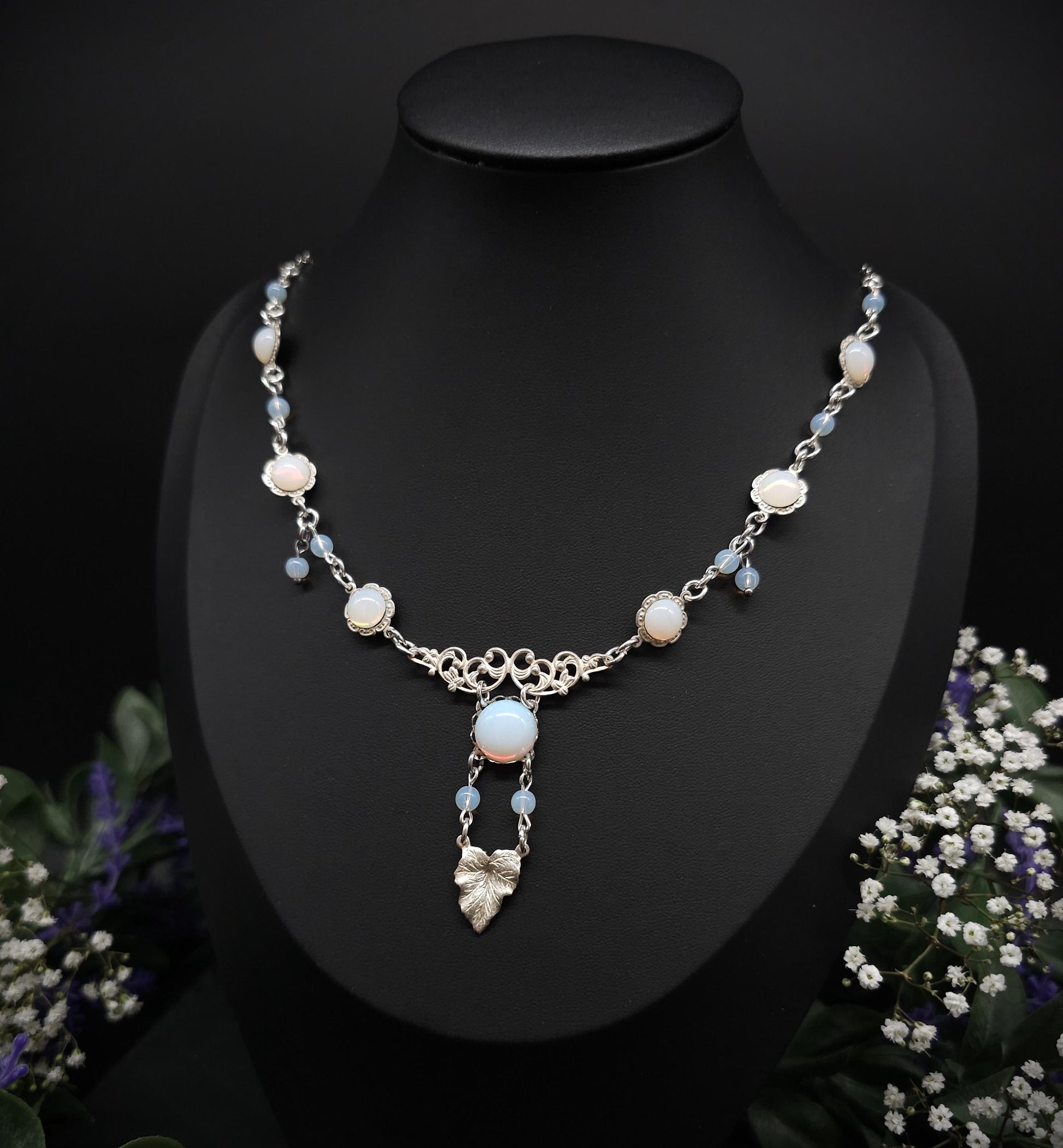 Opalith Collier mit Blattanhänger – Jugendstil / Art Nouveau Halskette, größenverstellbar, romantischer Braut- & Fantasy Schmuck