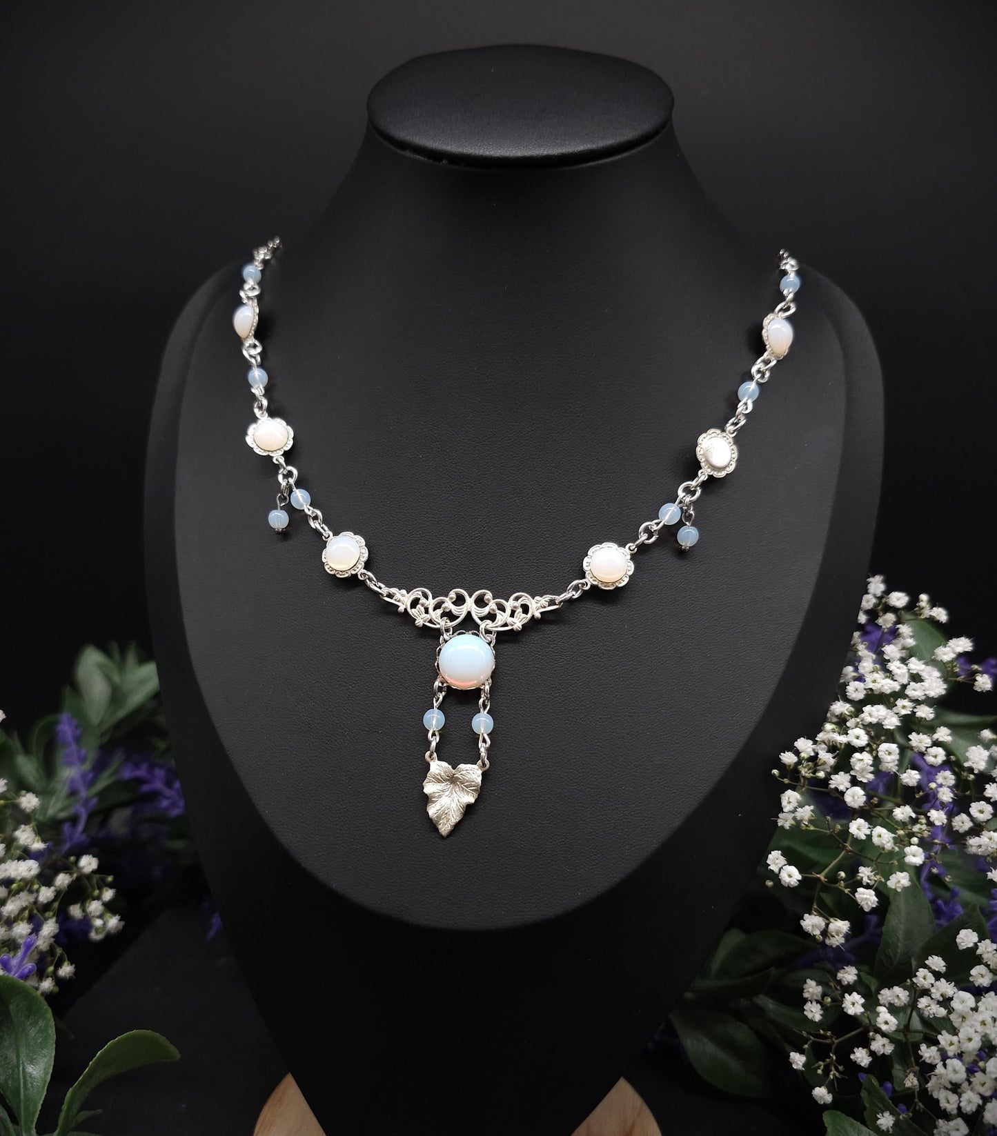 Opalith Collier mit Blattanhänger – Jugendstil / Art Nouveau Halskette, größenverstellbar, romantischer Braut- & Fantasy Schmuck