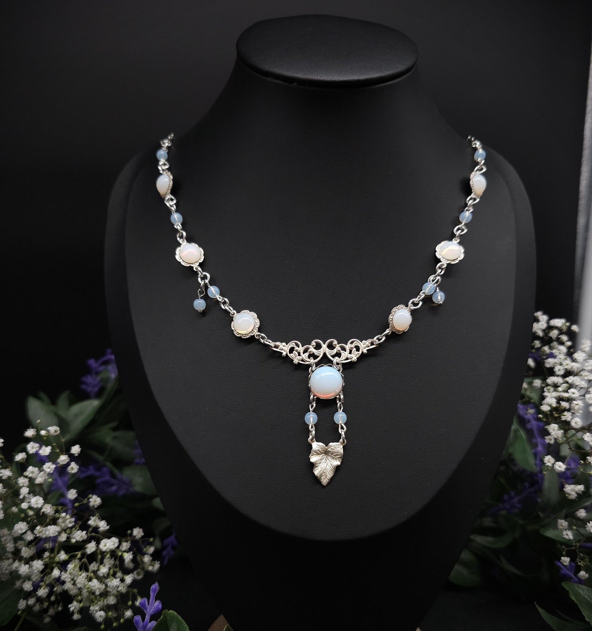 Opalith Collier mit Blattanhänger – Jugendstil / Art Nouveau Halskette, größenverstellbar, romantischer Braut- & Fantasy Schmuck