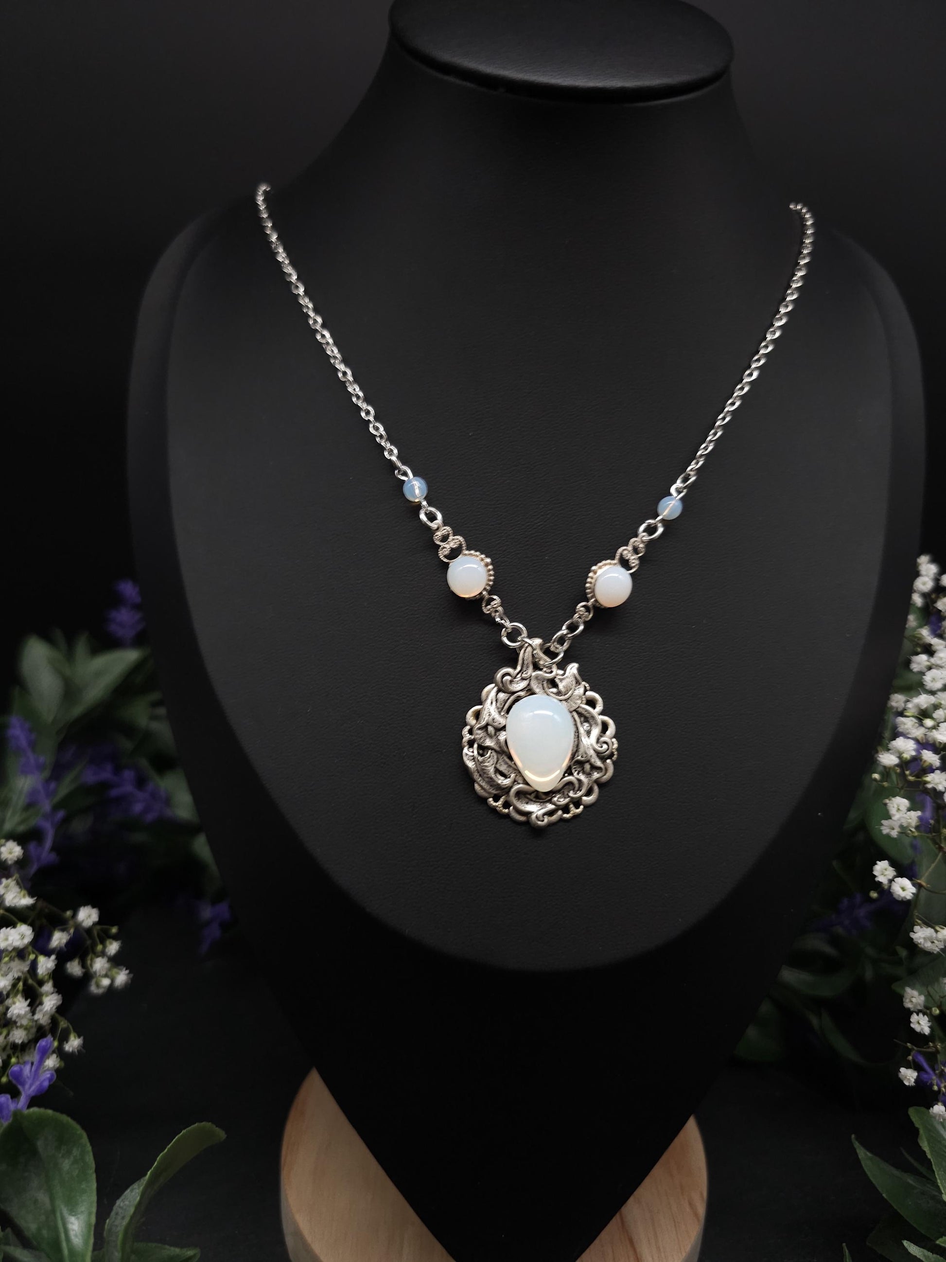 Opalith Collier – Jugendstil / Art Nouveau Halskette mit Tropfenanhänger - größenverstellbare Edelstahlkette, Braut- & Fantasy Schmuck