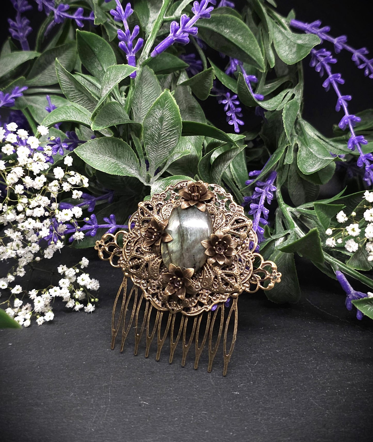 Bronzener Haarkamm mit grünem Labradorit und Blumen – Vintage Fantasy Haaraccessoire