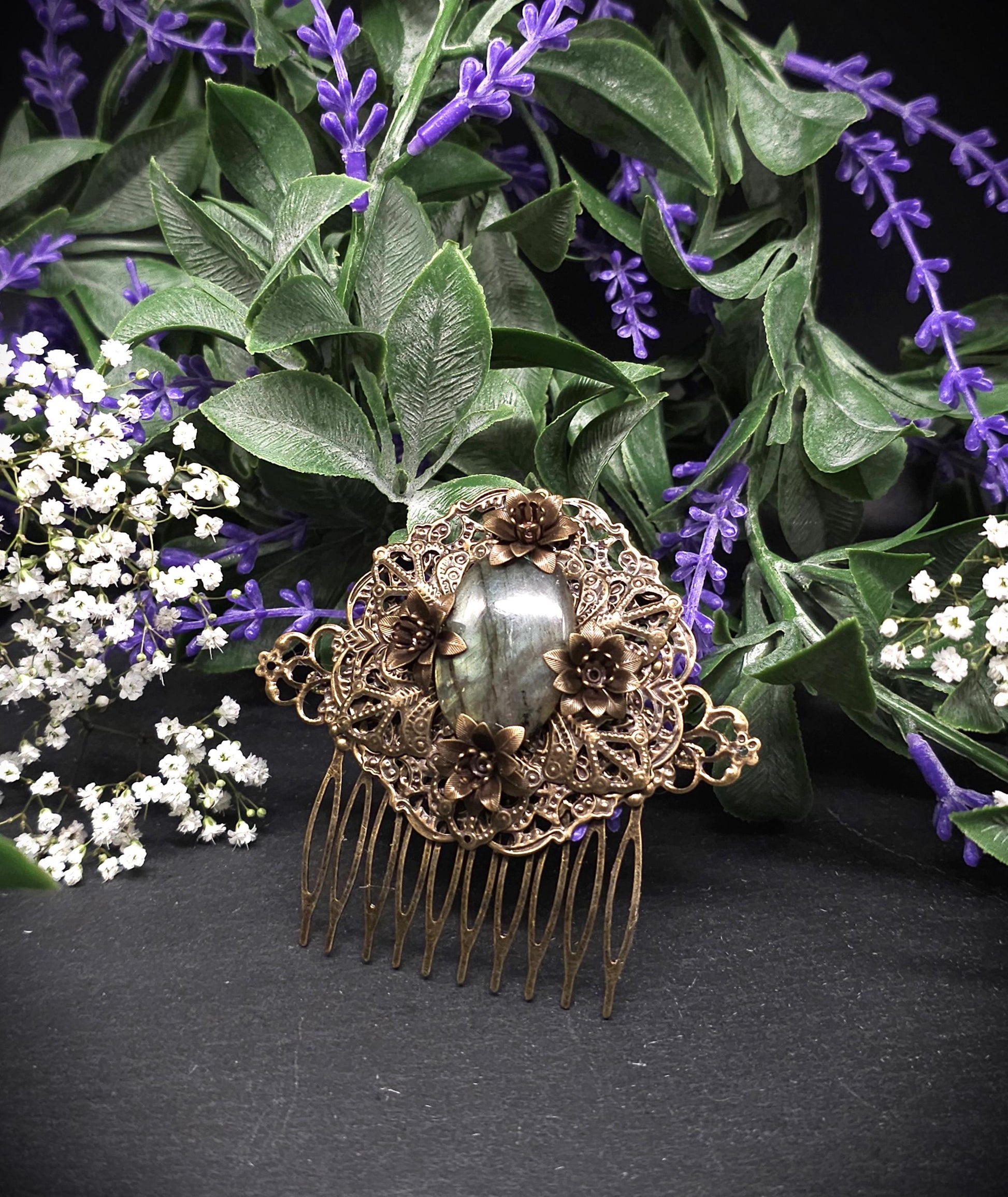 Bronzener Haarkamm mit grünem Labradorit und Blumen – Vintage Fantasy Haaraccessoire