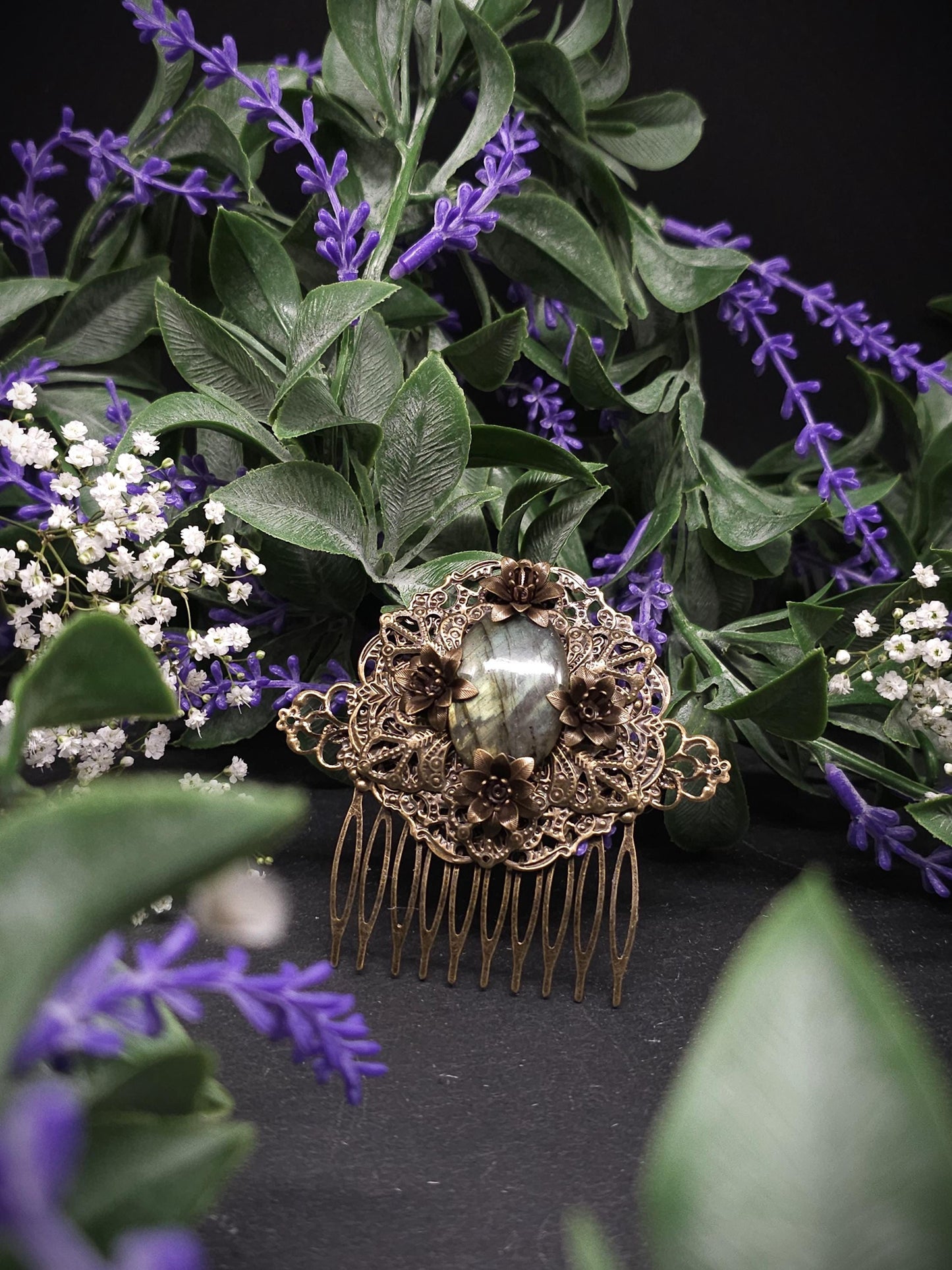 Bronzener Haarkamm mit grünem Labradorit und Blumen – Vintage Fantasy Haaraccessoire