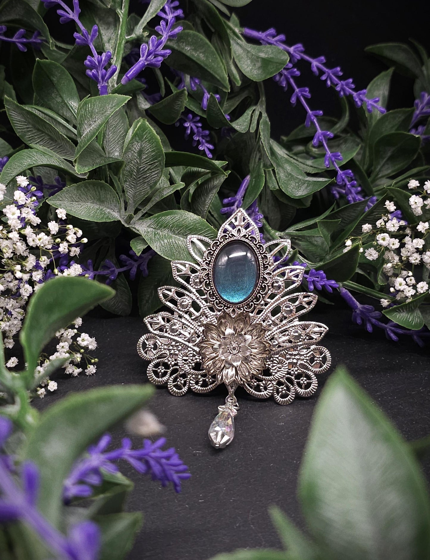 Haarspange für Brautfrisur ~ Vintage Fantasy Haarclip ~ Blauer Glascabochon und Blüten