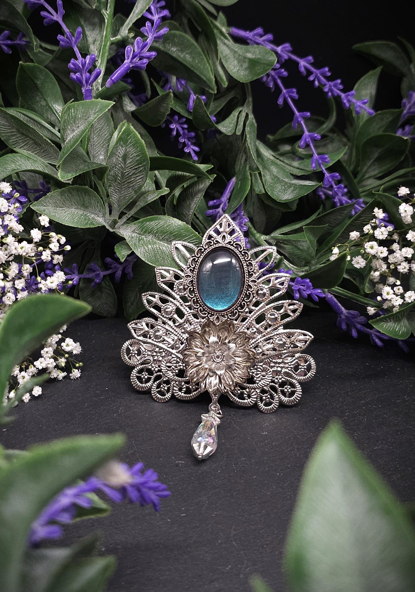 Haarspange für Brautfrisur ~ Vintage Fantasy Haarclip ~ Blauer Glascabochon und Blüten