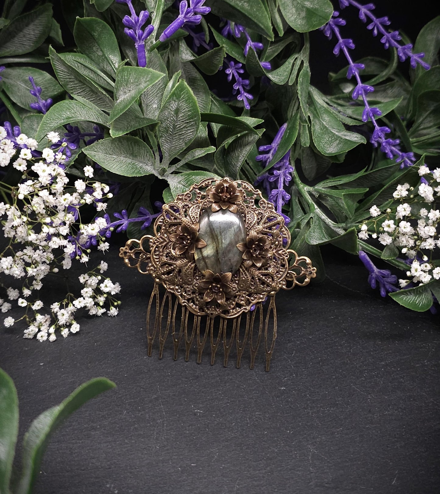 Bronzener Haarkamm mit grünem Labradorit und Blumen – Vintage Fantasy Haaraccessoire
