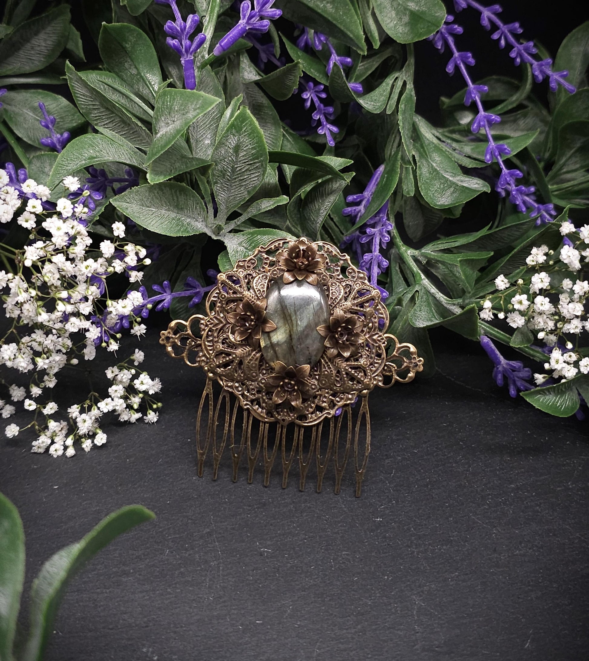 Bronzener Haarkamm mit grünem Labradorit und Blumen – Vintage Fantasy Haaraccessoire