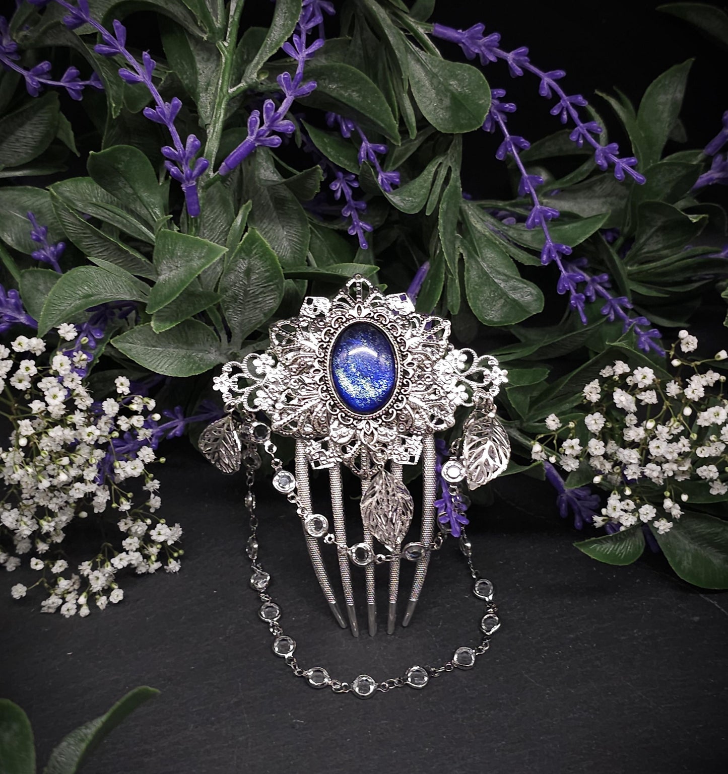 Silberner Haarkamm mit Kristallkette - blauer handbemalter Glascabochon – Braut Vintage Haaraccessoire