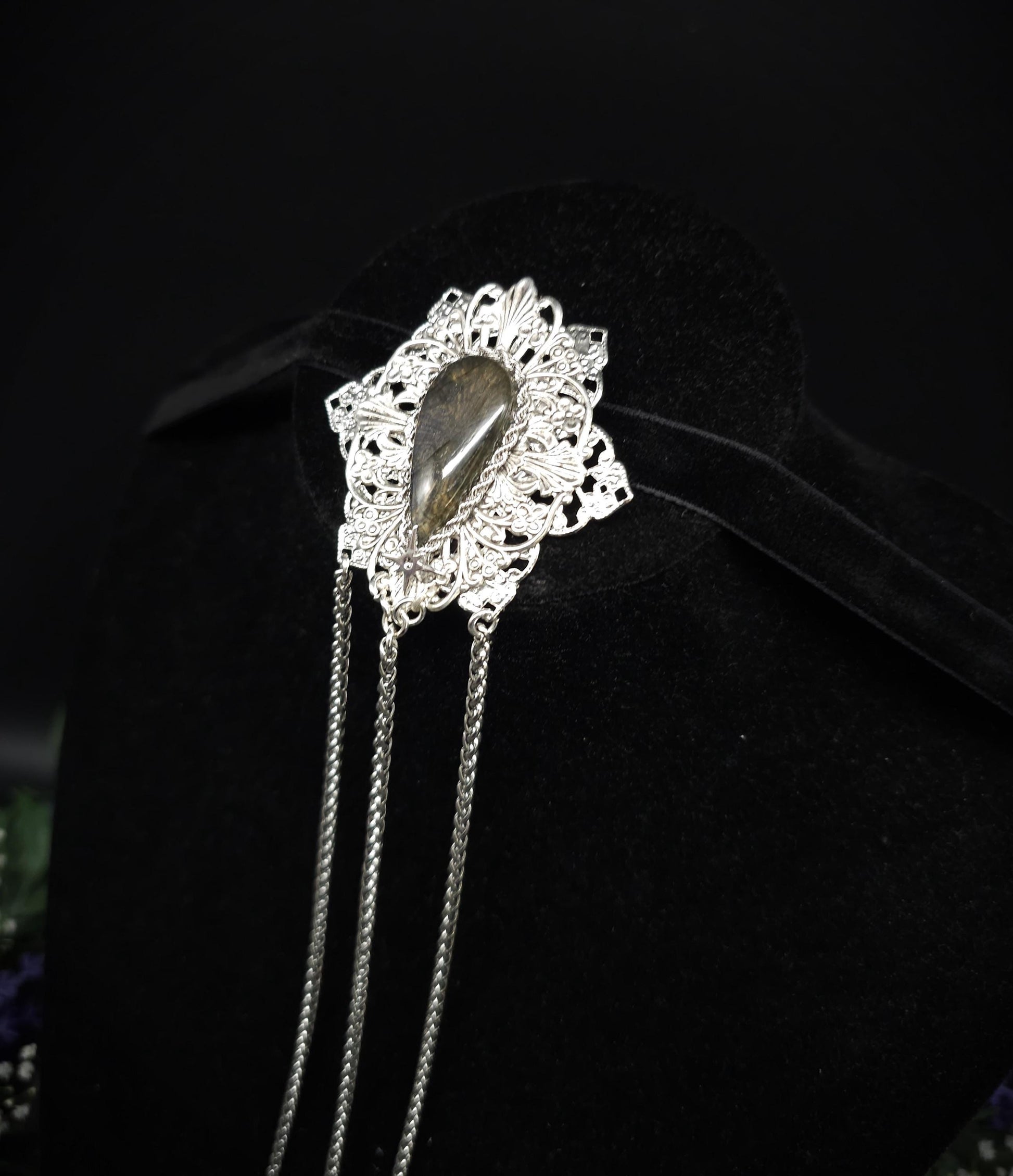 Labradorit Brosche mit Ketten und Sternen ~ Fantasy Elfen Pin ~ Jugendstil Brautbrosche – Mittelalter LARP Schmuck ~ Mystischer Anstecker