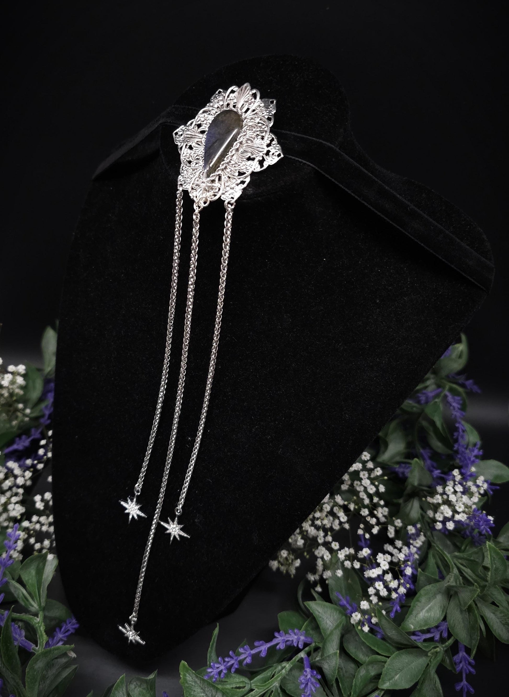 Labradorit Brosche mit Ketten und Sternen ~ Fantasy Elfen Pin ~ Jugendstil Brautbrosche – Mittelalter LARP Schmuck ~ Mystischer Anstecker