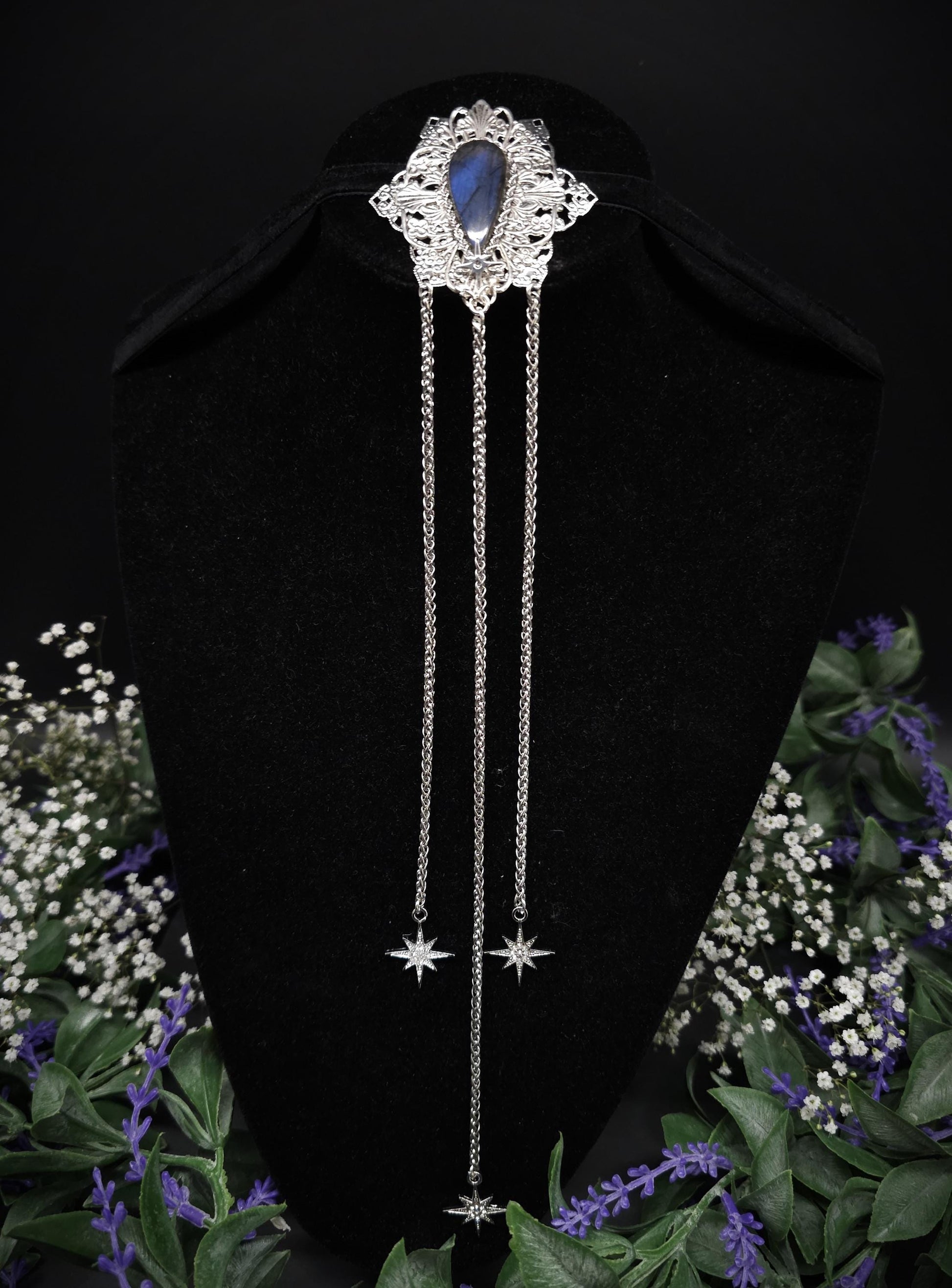Labradorit Brosche mit Ketten und Sternen ~ Fantasy Elfen Pin ~ Jugendstil Brautbrosche – Mittelalter LARP Schmuck ~ Mystischer Anstecker