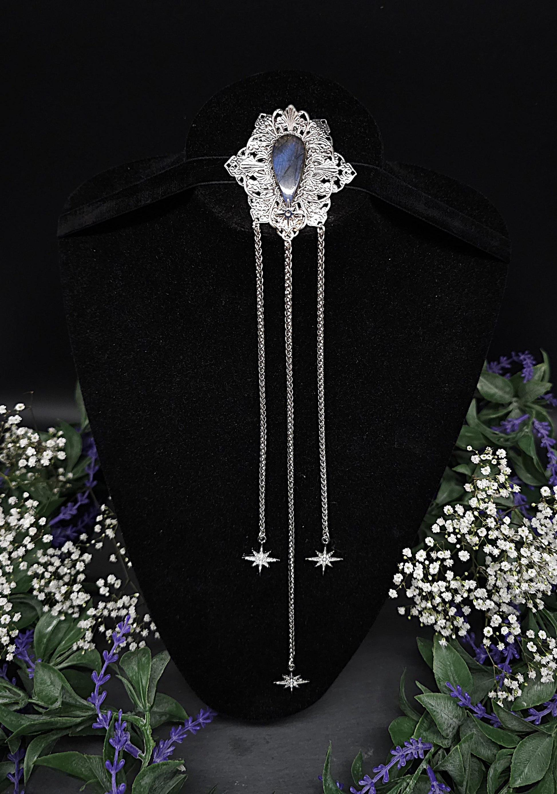 Labradorit Brosche mit Ketten und Sternen ~ Fantasy Elfen Pin ~ Jugendstil Brautbrosche – Mittelalter LARP Schmuck ~ Mystischer Anstecker
