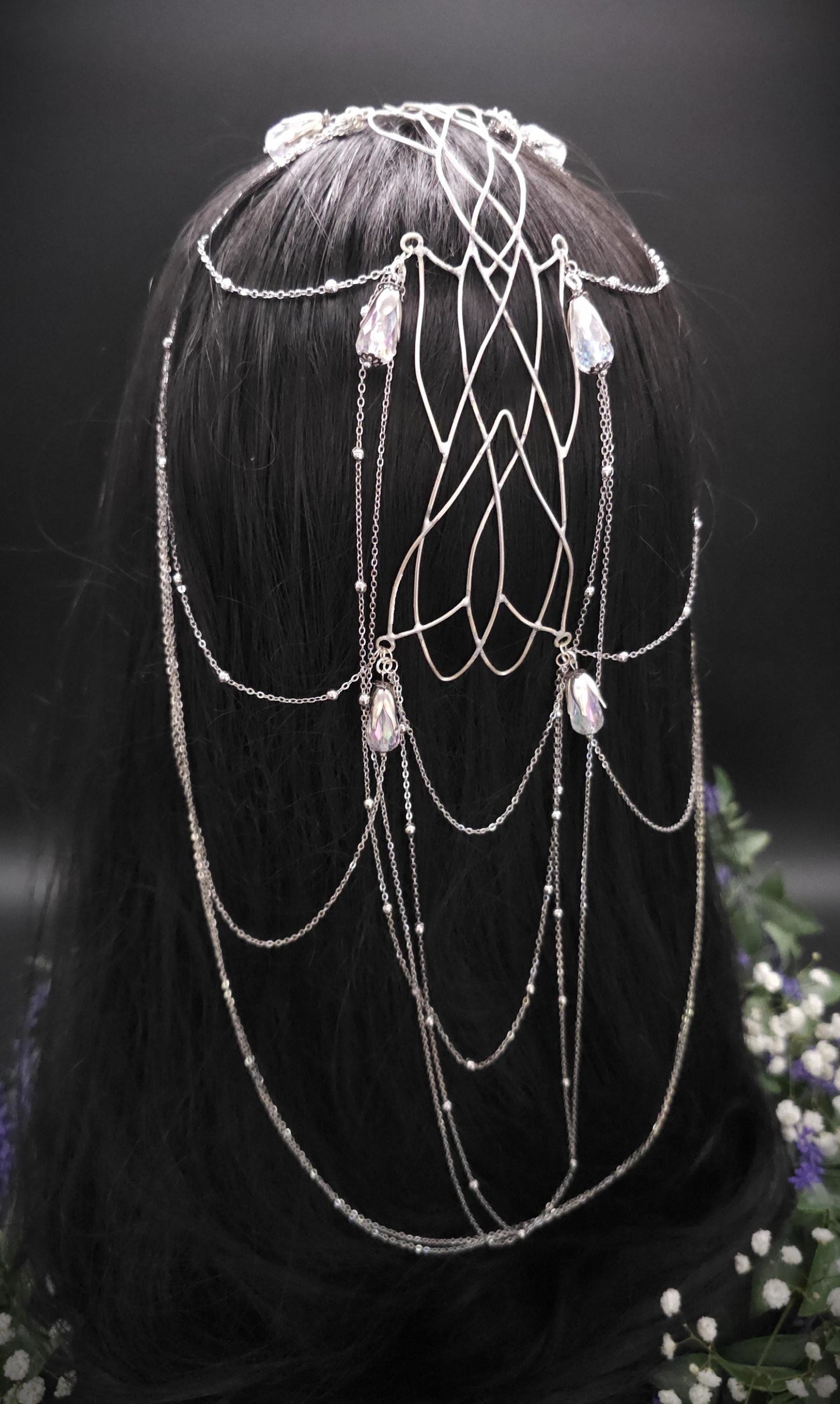 Versilbertes Headpiece - Mittelscheitel Diadem - Fantasy Tiara - Krone mit Ketten und Perlen - Hochzeit, Cosplay & LARP