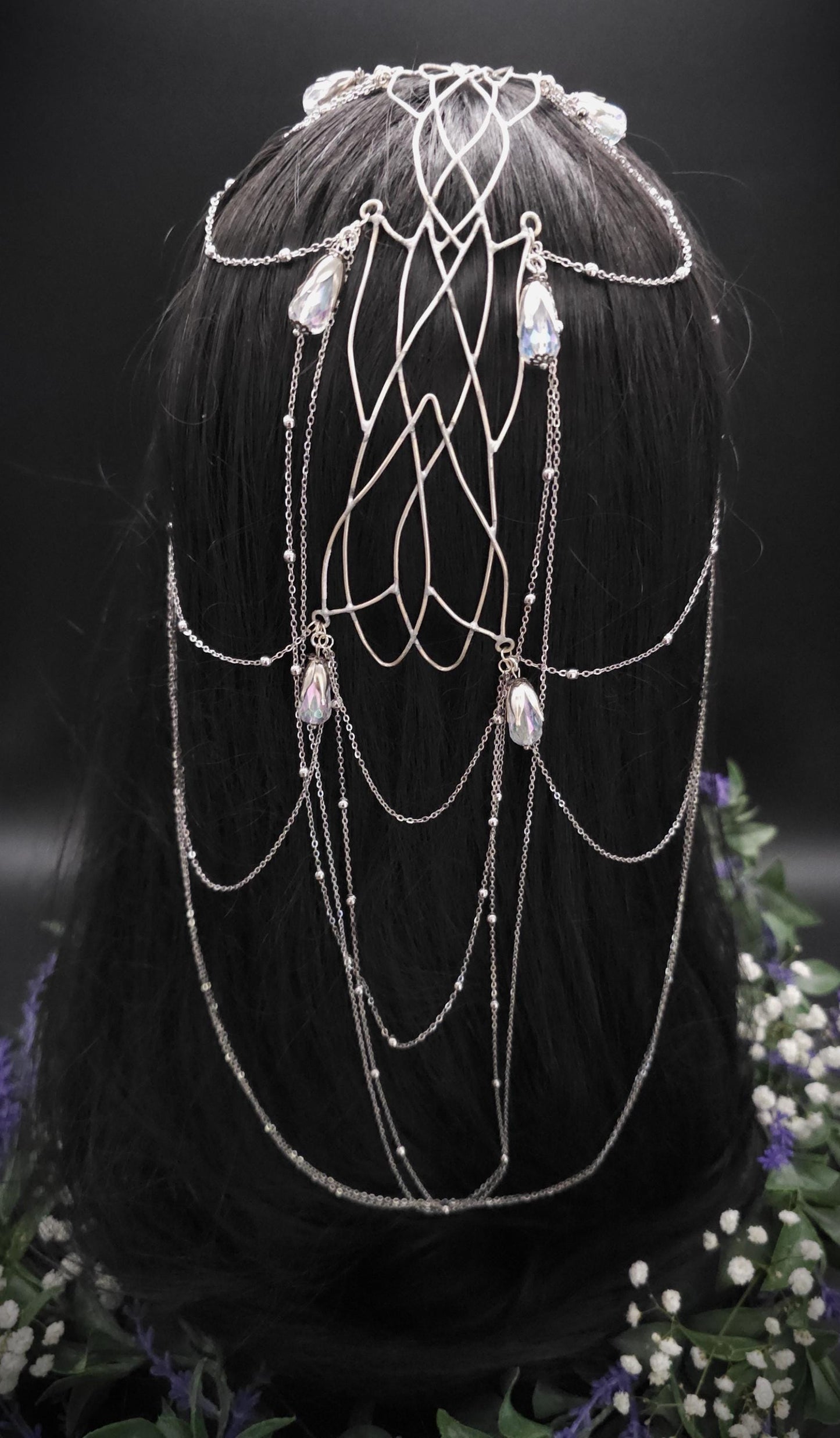 Versilbertes Headpiece - Mittelscheitel Diadem - Fantasy Tiara - Krone mit Ketten und Perlen - Hochzeit, Cosplay & LARP