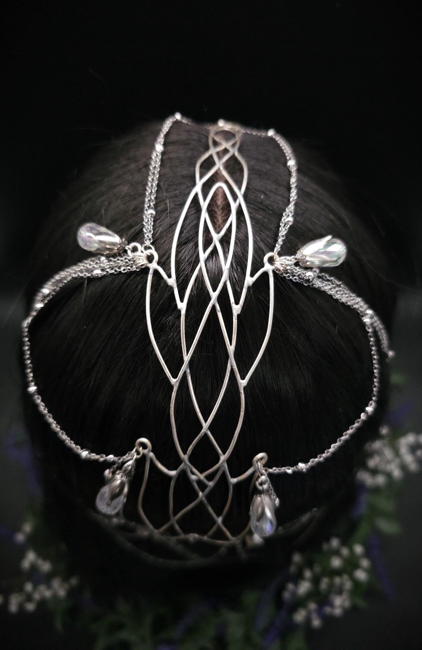 Versilbertes Headpiece - Mittelscheitel Diadem - Fantasy Tiara - Krone mit Ketten und Perlen - Hochzeit, Cosplay & LARP