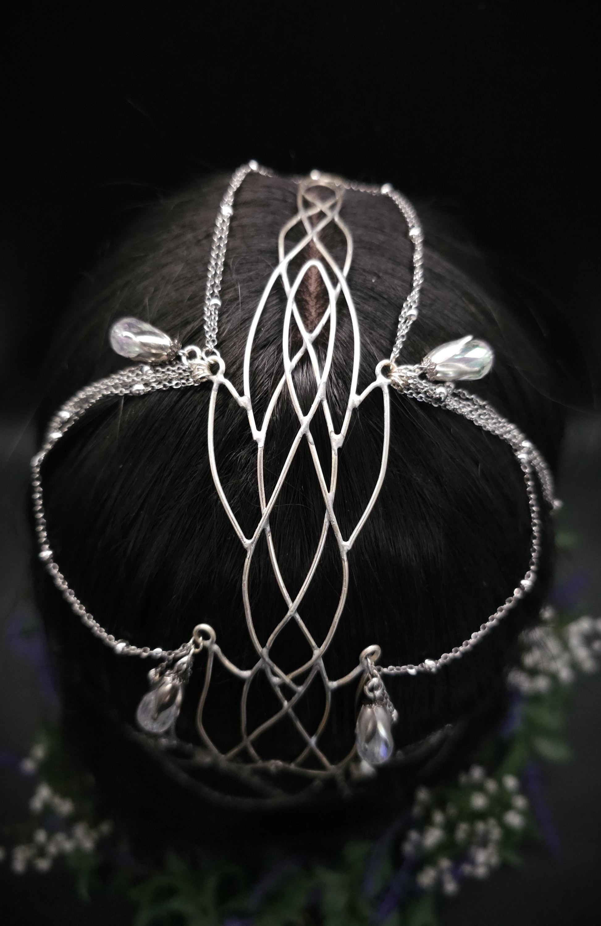 Versilbertes Headpiece - Mittelscheitel Diadem - Fantasy Tiara - Krone mit Ketten und Perlen - Hochzeit, Cosplay & LARP