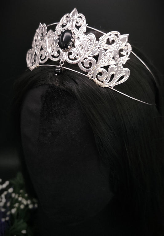 Filigrane Tiara mit Blauflussstein und Perle – handgefertigte kleine Krone für Gothic, Hochzeiten und Bräute - Kostüm Accessoire