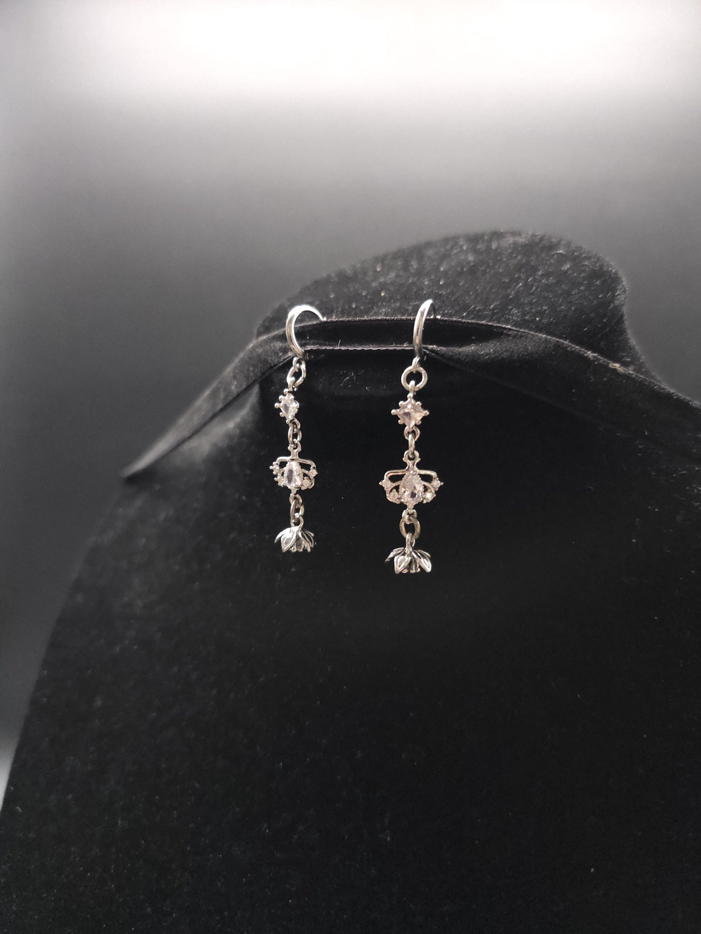 Zirkonia Hängeohrringe mit Blütenanhänger - Edelstahl Ohrhaken - Elegante Ohrringe für Hochzeiten & Bräute