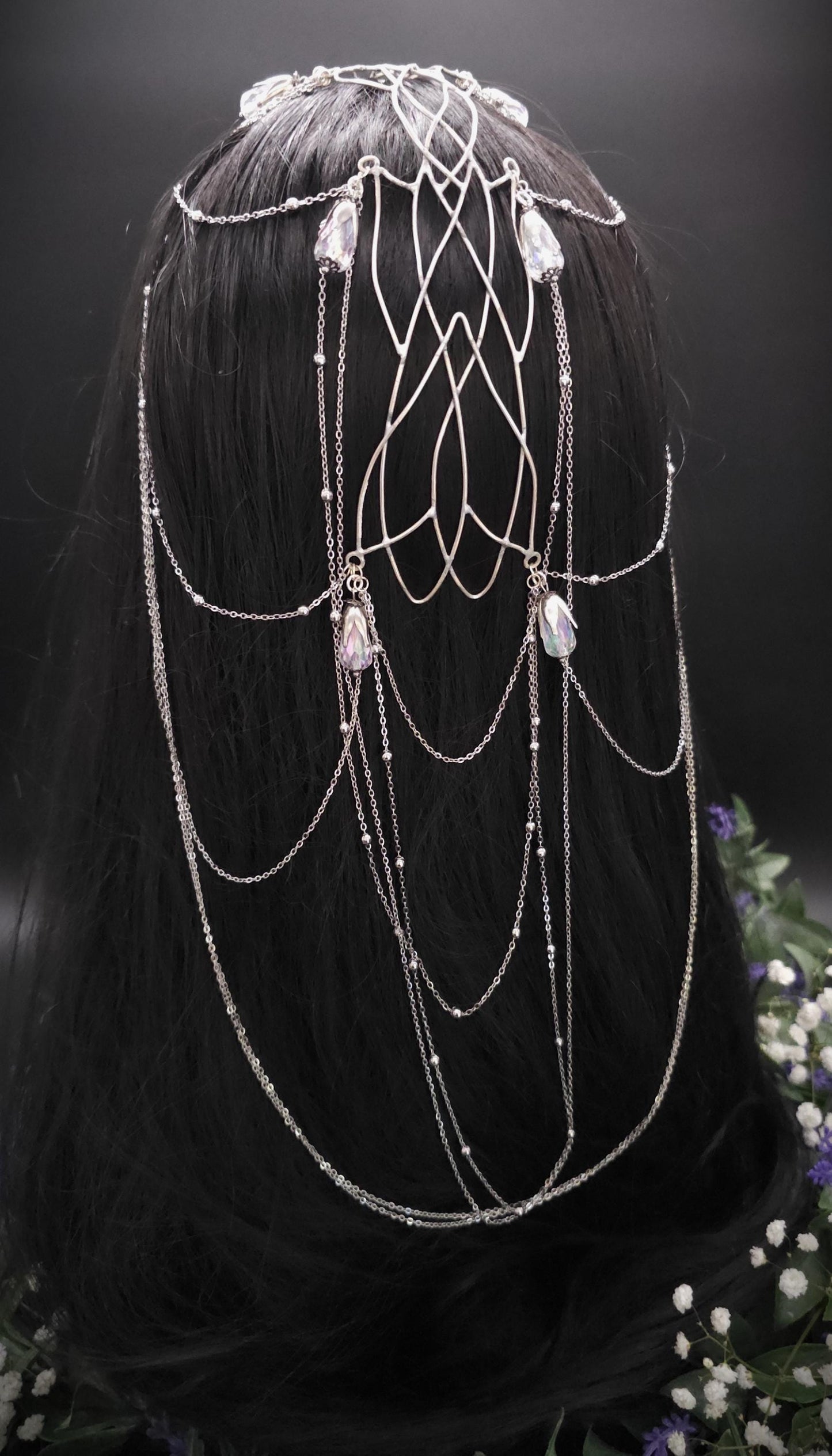 Versilbertes Headpiece - Mittelscheitel Diadem - Fantasy Tiara - Krone mit Ketten und Perlen - Hochzeit, Cosplay & LARP