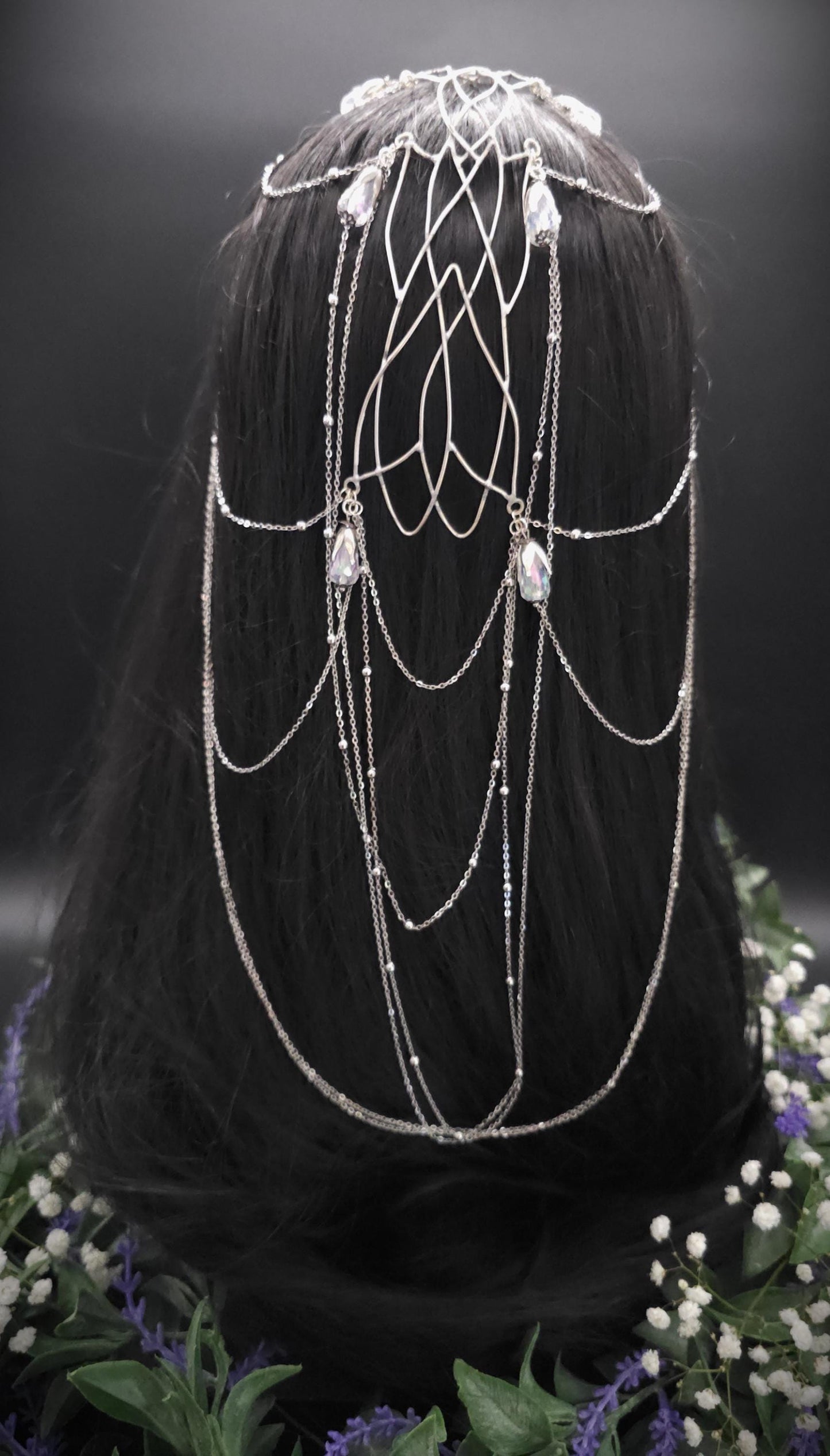 Versilbertes Headpiece - Mittelscheitel Diadem - Fantasy Tiara - Krone mit Ketten und Perlen - Hochzeit, Cosplay & LARP