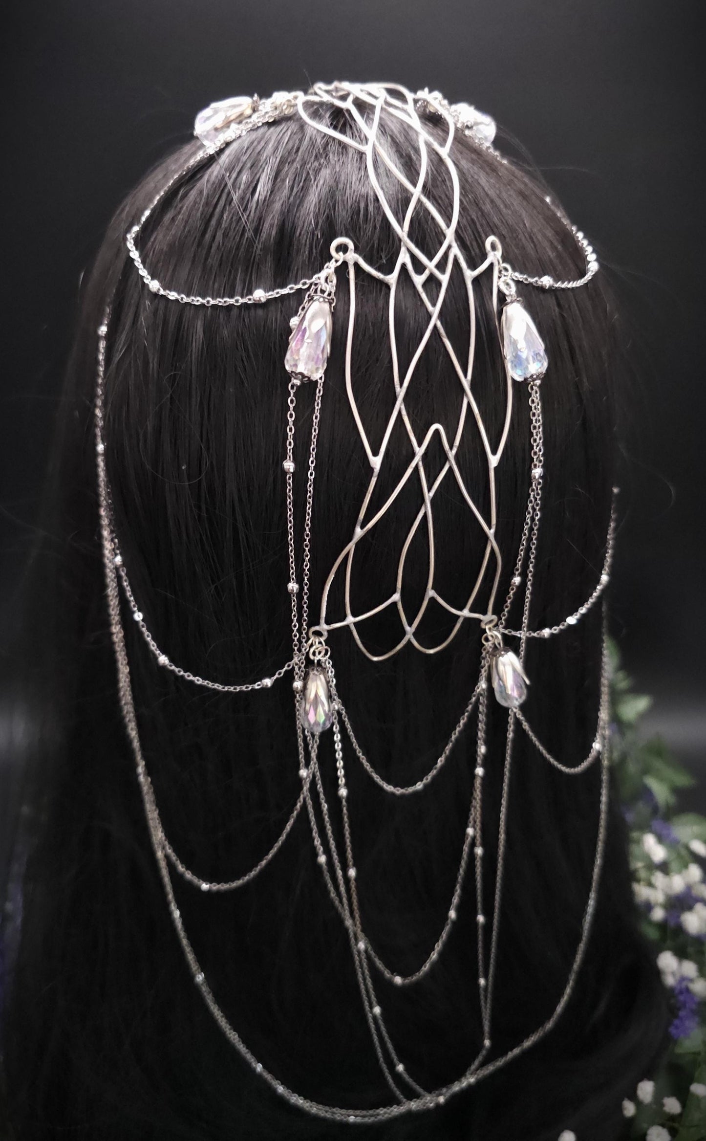 Versilbertes Headpiece - Mittelscheitel Diadem - Fantasy Tiara - Krone mit Ketten und Perlen - Hochzeit, Cosplay & LARP